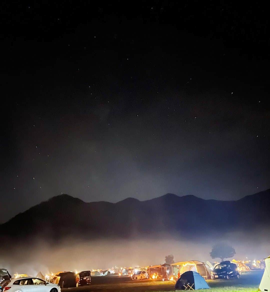 山内一世さんのインスタグラム写真 - (山内一世Instagram)「しらたま初キャンプ！🏕️ 初めてということもあり、キャンピングカーで念願の @fumotoppara_official へ🗻✨ (行く直前までサプライズにしてたからキャンピングカーを目の前にした瞬間から大興奮。笑  壮大な自然の美しさ、うつりゆく景色をただただ眺めながら ゆっくりとする贅沢な時間。 👦🏻は開放感に満ちた草原で存分に体を動かしながら、 サッカーに野球。富士山デッサンしたり、工芸体験したり、 季節の葉っぱを探したり、いっしょにお料理したり、 隣のテントのお友だちとすぐ仲良くなって遊んだり⚽️ (気づいたらすぐ話しかけてる笑  翌日別れ際は大号泣したりと、、😌 普段の便利さからは得られない思いや体験も、 実感出来たであろう。♡ キャンプ仲間としても本当に頼しかった☺️ (👨🏻はソロ焚き火＆夜食を大満喫してたナ🔥😂  もうすぐ終わる3人生活からまたひとつ新たに 家族で楽しみを見つけられた気がした🤝✨  #キャンプ#camp #ふもとっぱらオートキャンプ場 #ふもとっぱら」11月4日 17時15分 - zu_meer