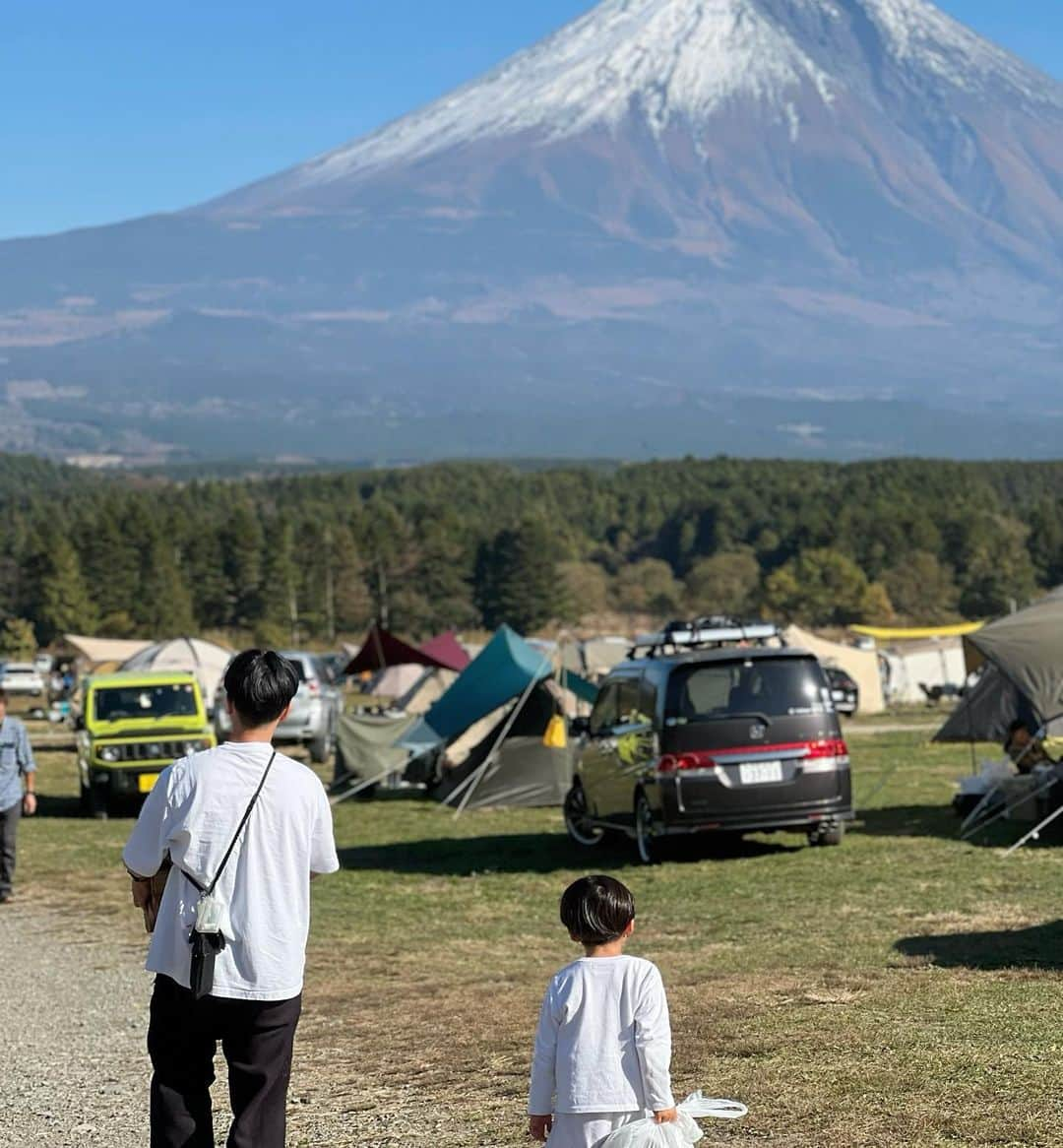 山内一世さんのインスタグラム写真 - (山内一世Instagram)「しらたま初キャンプ！🏕️ 初めてということもあり、キャンピングカーで念願の @fumotoppara_official へ🗻✨ (行く直前までサプライズにしてたからキャンピングカーを目の前にした瞬間から大興奮。笑  壮大な自然の美しさ、うつりゆく景色をただただ眺めながら ゆっくりとする贅沢な時間。 👦🏻は開放感に満ちた草原で存分に体を動かしながら、 サッカーに野球。富士山デッサンしたり、工芸体験したり、 季節の葉っぱを探したり、いっしょにお料理したり、 隣のテントのお友だちとすぐ仲良くなって遊んだり⚽️ (気づいたらすぐ話しかけてる笑  翌日別れ際は大号泣したりと、、😌 普段の便利さからは得られない思いや体験も、 実感出来たであろう。♡ キャンプ仲間としても本当に頼しかった☺️ (👨🏻はソロ焚き火＆夜食を大満喫してたナ🔥😂  もうすぐ終わる3人生活からまたひとつ新たに 家族で楽しみを見つけられた気がした🤝✨  #キャンプ#camp #ふもとっぱらオートキャンプ場 #ふもとっぱら」11月4日 17時15分 - zu_meer