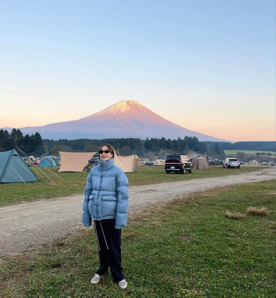 山内一世さんのインスタグラム写真 - (山内一世Instagram)「しらたま初キャンプ！🏕️ 初めてということもあり、キャンピングカーで念願の @fumotoppara_official へ🗻✨ (行く直前までサプライズにしてたからキャンピングカーを目の前にした瞬間から大興奮。笑  壮大な自然の美しさ、うつりゆく景色をただただ眺めながら ゆっくりとする贅沢な時間。 👦🏻は開放感に満ちた草原で存分に体を動かしながら、 サッカーに野球。富士山デッサンしたり、工芸体験したり、 季節の葉っぱを探したり、いっしょにお料理したり、 隣のテントのお友だちとすぐ仲良くなって遊んだり⚽️ (気づいたらすぐ話しかけてる笑  翌日別れ際は大号泣したりと、、😌 普段の便利さからは得られない思いや体験も、 実感出来たであろう。♡ キャンプ仲間としても本当に頼しかった☺️ (👨🏻はソロ焚き火＆夜食を大満喫してたナ🔥😂  もうすぐ終わる3人生活からまたひとつ新たに 家族で楽しみを見つけられた気がした🤝✨  #キャンプ#camp #ふもとっぱらオートキャンプ場 #ふもとっぱら」11月4日 17時15分 - zu_meer