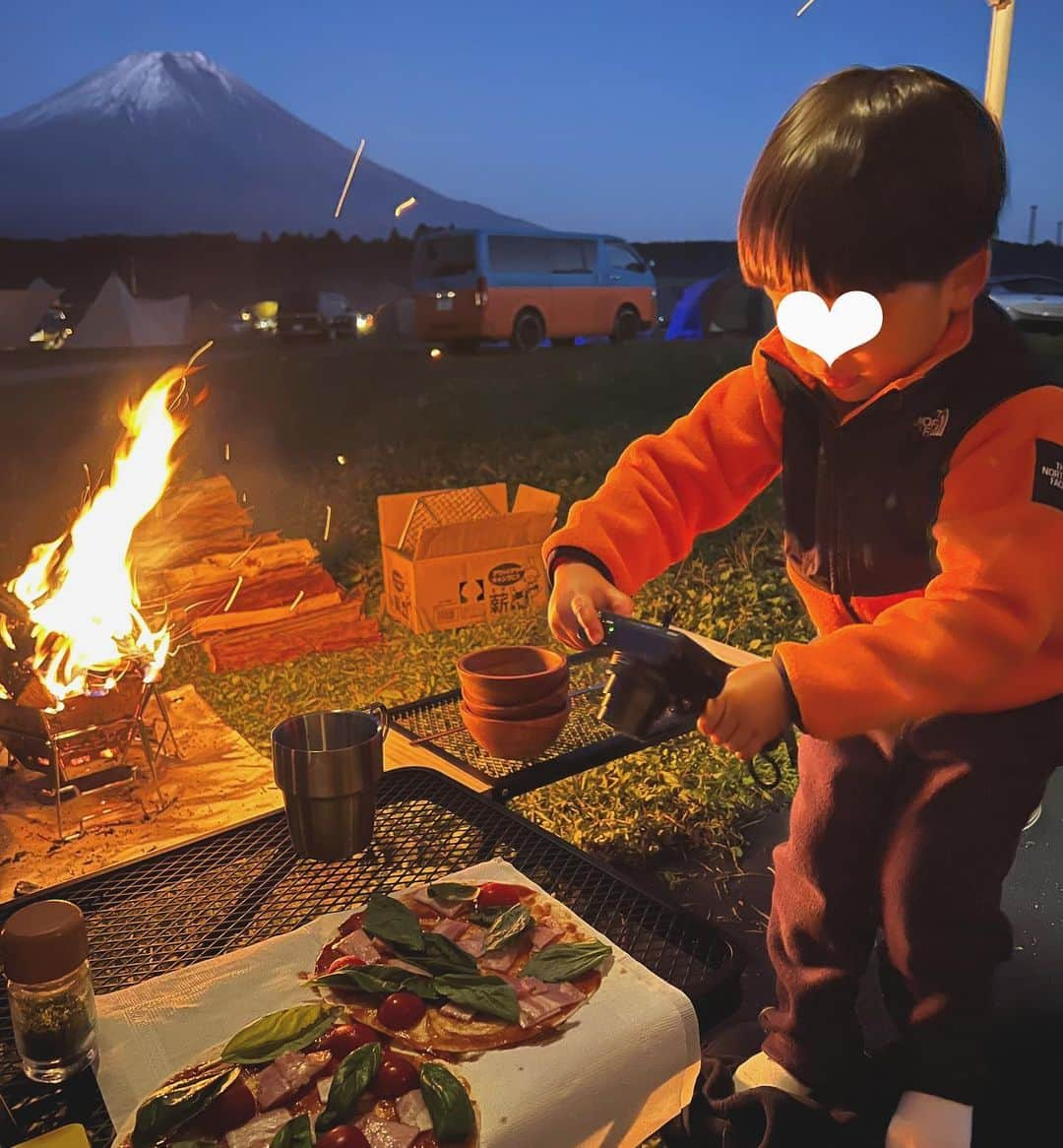 山内一世さんのインスタグラム写真 - (山内一世Instagram)「しらたま初キャンプ！🏕️ 初めてということもあり、キャンピングカーで念願の @fumotoppara_official へ🗻✨ (行く直前までサプライズにしてたからキャンピングカーを目の前にした瞬間から大興奮。笑  壮大な自然の美しさ、うつりゆく景色をただただ眺めながら ゆっくりとする贅沢な時間。 👦🏻は開放感に満ちた草原で存分に体を動かしながら、 サッカーに野球。富士山デッサンしたり、工芸体験したり、 季節の葉っぱを探したり、いっしょにお料理したり、 隣のテントのお友だちとすぐ仲良くなって遊んだり⚽️ (気づいたらすぐ話しかけてる笑  翌日別れ際は大号泣したりと、、😌 普段の便利さからは得られない思いや体験も、 実感出来たであろう。♡ キャンプ仲間としても本当に頼しかった☺️ (👨🏻はソロ焚き火＆夜食を大満喫してたナ🔥😂  もうすぐ終わる3人生活からまたひとつ新たに 家族で楽しみを見つけられた気がした🤝✨  #キャンプ#camp #ふもとっぱらオートキャンプ場 #ふもとっぱら」11月4日 17時15分 - zu_meer