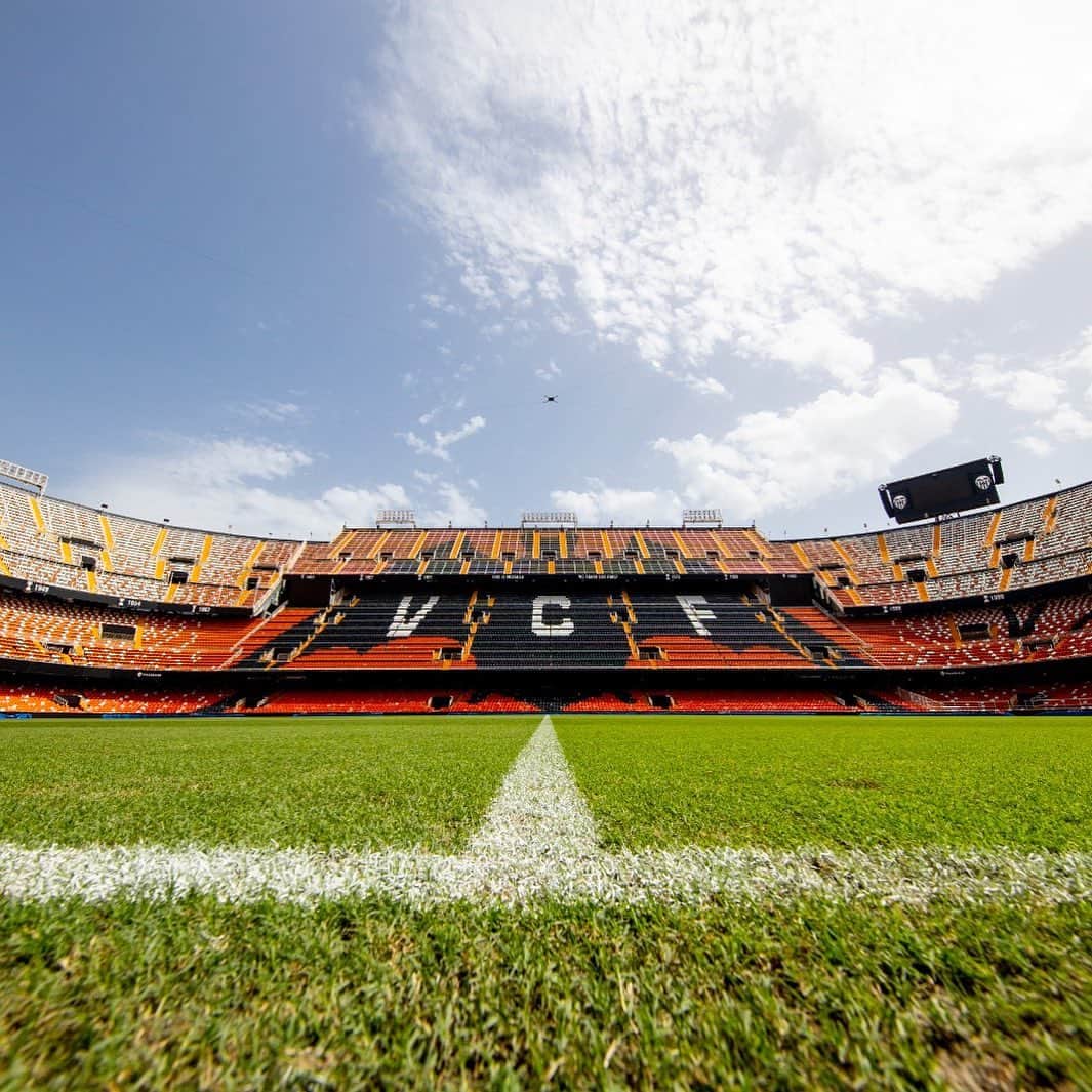 バレンシアCFのインスタグラム：「Back to Mestalla tomorrow 🌞🦇」