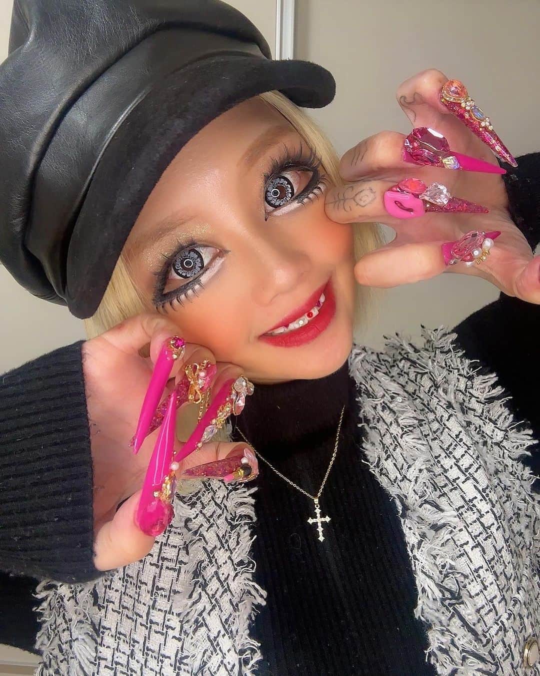 HIRANOAMIさんのインスタグラム写真 - (HIRANOAMIInstagram)「今月ネイル💅 今月誕生日やから大好きなピンク🩷🩷 . Barbie風にしてもらって 可愛すぎてさすがじゅりさん😍🩷 . もうじゅりさんにやってもらって 4.5回目？くらいの誕生日🥹💖 いつもありがとうございます🥹💖 . #ネイル#ニューネイル#派手ネイル #ロングネイル#ギャルネイル #Barbieネイル#Barbie」11月4日 17時18分 - ___xxamigramxx
