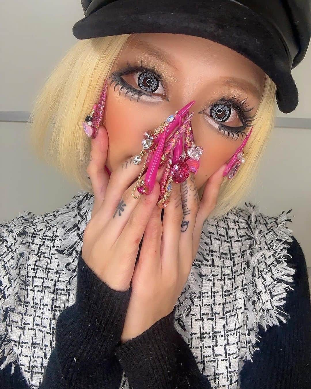 HIRANOAMIのインスタグラム：「今月ネイル💅 今月誕生日やから大好きなピンク🩷🩷 . Barbie風にしてもらって 可愛すぎてさすがじゅりさん😍🩷 . もうじゅりさんにやってもらって 4.5回目？くらいの誕生日🥹💖 いつもありがとうございます🥹💖 . #ネイル#ニューネイル#派手ネイル #ロングネイル#ギャルネイル #Barbieネイル#Barbie」