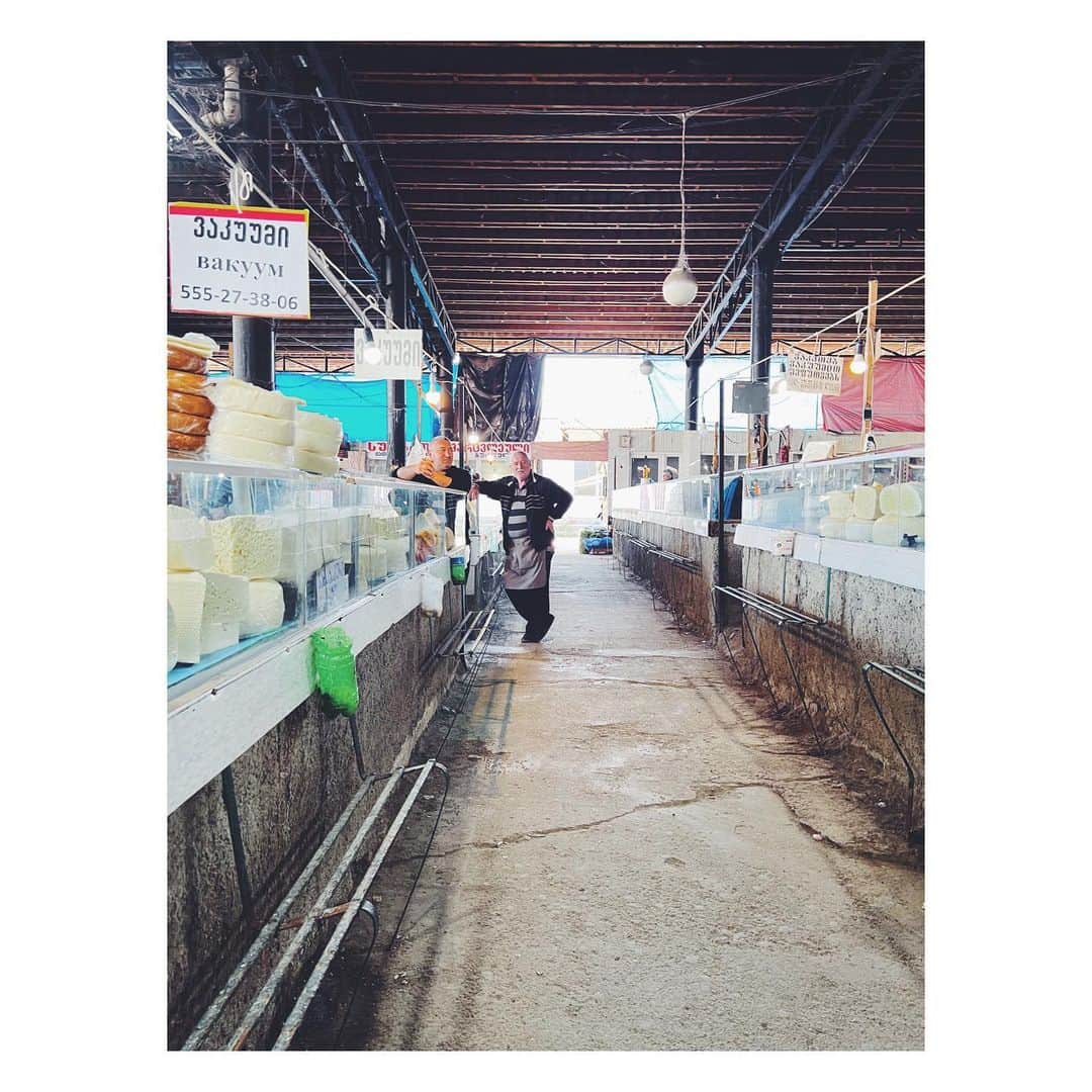 高橋ヨーコさんのインスタグラム写真 - (高橋ヨーコInstagram)「Telaviでもバグザールに立ち寄る。市場で好きなのはチーズ🧀売り場。白い塊が並んでいるだけだけれど,コインランドリーと同じ美観な感じがするからなのか🤔因みに食べる、ことで言うと乳製品は苦手です…💦  Stopped by again at a local market in Telavi. I always check the cheese 🧀 section which I love the most for some reason for 📸.  I Feel like there’s something common with laundromat . I can barely have daily products though🙄  #transitmagazine  #ぐるぐるグルジア #世界の市場から #帰国しました」11月4日 17時18分 - yoko1970