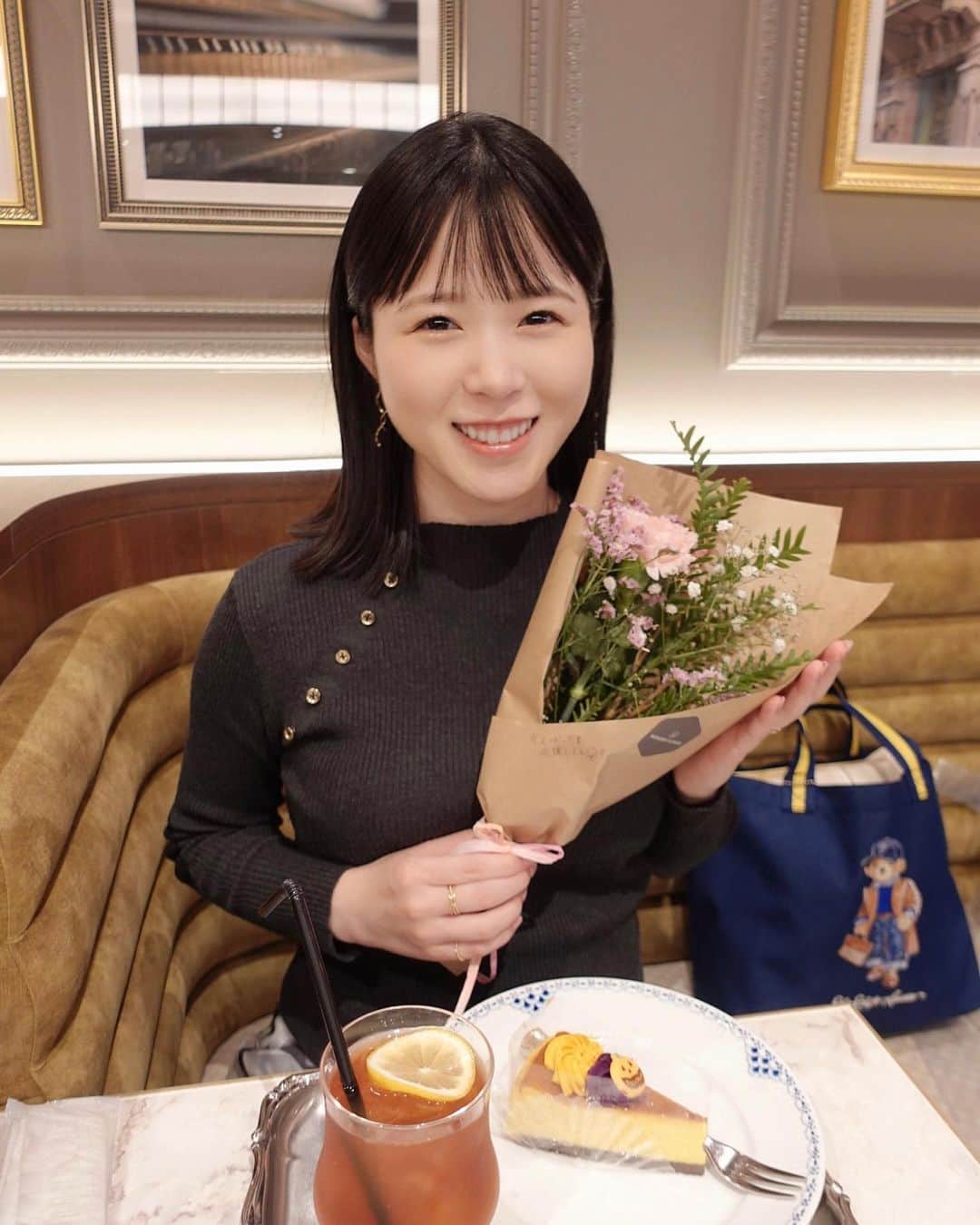 田中碧のインスタグラム：「【💐】 ⁡ 久々のおしゃべり☺️ お花もらってめちゃ嬉しい💐 ありがとう💕  あ、髪切りました！ 肩下でお願いしたのに肩上になってて ちょっと絶望中...✂️ すぐはねて大変です。笑 ⁡ ⁡ #女子会 #東京カフェ #東京カフェ巡り #カフェ巡り #café」
