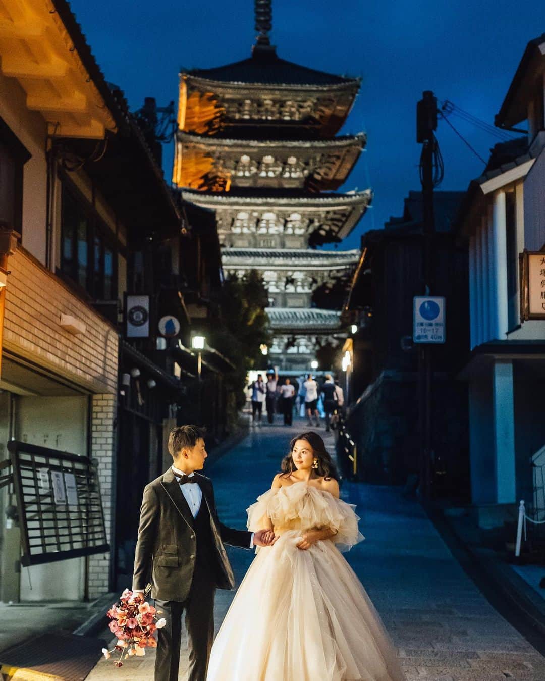 ラヴィ•ファクトリーさんのインスタグラム写真 - (ラヴィ•ファクトリーInstagram)「【写真で叶える結婚式】 . こちらのお写真は @___1997co さんから リグラムさせていただきました✨  古都京都ならではの 風情ある街並みを背にしたお写真は どこかノスタルジックな雰囲気に！  横断歩道を渡るお写真すらも まるで映画のワンシーンのような一枚になりますね♡ . —————— @laviefactoryをフォローして #laviefactory #ラヴィファクトリー のハッシュタグをつけて お写真を投稿してみてくださいね* . こちらの公式IG（@laviefactory） で取り上げさせていただきます✨ . 思わず笑顔になれるハートのある 「家族写真」はラヴィクルール* >>>@laviecouleur_official . #wedding #weddingphotography #photo #ハートのある写真 #instawedding #結婚写真 #ウェディング #ウェディングフォト #撮影指示書 #ロケーションフォト #前撮り #写真好きな人と繋がりたい #フォトウェディング #卒花 #後撮り #ウェディングニュース #前撮り小物 #前撮りフォト #前撮りアイテム #ウェディング撮影 #撮影構図 #前撮りアイディア #撮影指示書 #花嫁コーディネート #花嫁コーデ #京都花嫁 #ウェディングドレス #2023冬婚」11月4日 17時24分 - laviefactory