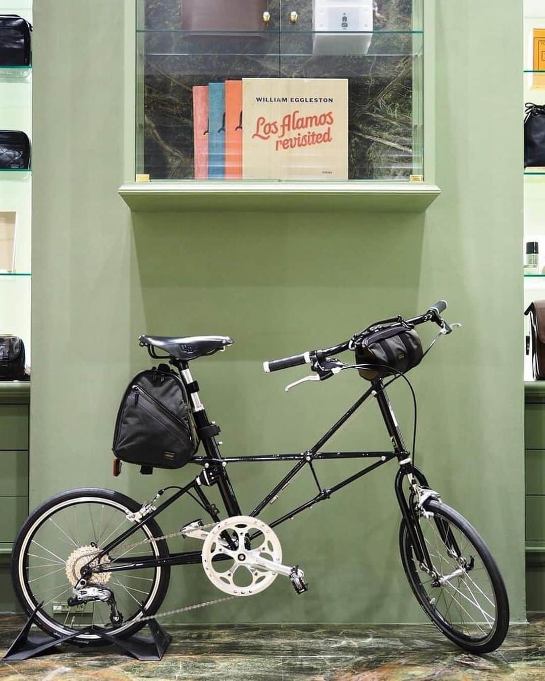 吉田カバン 表参道のインスタグラム：「⁡ 「MOULTON BICYCLE for PORTER」   1962年にアレックス・モールトン博士が立ち上げたミニベロメーカー「ALEX MOULTON（アレックス モールトン）」のTSR-9 PORTER SPECIAL EDITIONをご紹介いたします。   ALEX MOULTONは「独創的な三次元フレーム構造」と「前後サスペンション付き」という他に類を見ない特徴をもち、確かなエンジニアリングに裏付けされたミニベロの最高峰です。圧倒的な走行感と機能美にあふれた造形が、高級車でありながら世界中の多くの愛好家を魅了しています。     TSR-9の各パーツをPORTERオリジナルで組み上げた、英国のクラフトマンシップとエンジニアリングスピリッツが詰まったアイテムです。 サドルやハンドルにも取り付けが可能なPORTERオリジナルのショルダーバッグとボストンバッグが付属します。   PORTER TOKYOにて展開中です。   ぜひ、店頭でご覧ください。   ALEX MOULTON TSR-9 PORTER SPECIAL EDITION ¥715,000-(tax included)   #heartandsoulintoeverystitch #porterflagshipstore #tokyo #吉田カバン #一針入魂」