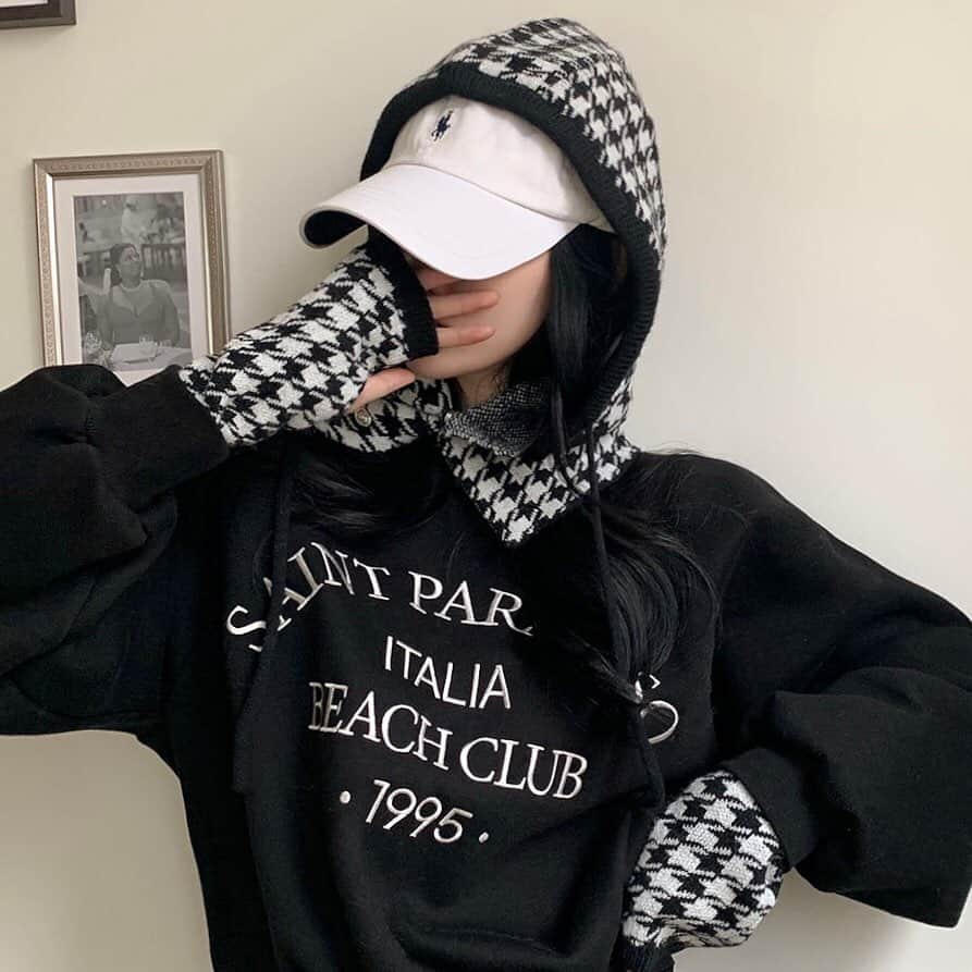 3rd Spring Official Instagramさんのインスタグラム写真 - (3rd Spring Official InstagramInstagram)「コーデのポイントにおすすめ🧸✨  🏷 Knit Balaclava Hood & Arm Warmer Set  可愛すぎる千鳥柄と シンプルで無地のブラックとグレーの 全3色展開🕊🤍🖤  バラクラバは楽に着脱可能な スナップボタンとリボン紐の2way仕様！  アームウォーマーはフィンガーホール付き！  @3rdspring_official ZOZOTOWNにて発売中🧺 ブランド品番：3rd-22ac-001で検索🔍  ----------  #3rdspring #セレクトショップ #韓国ブランド #韓国通販 #韓国 #韓国ファッション #韓国コーデ #ファッション #メンズファッション #メンズコーデ #メンズ服 #レディースファッション #レディースコーデ #レディース服 #バラクラバ #アームウォーマー #プチプラ #プチプラファッション」11月4日 19時00分 - 3rdspring_official