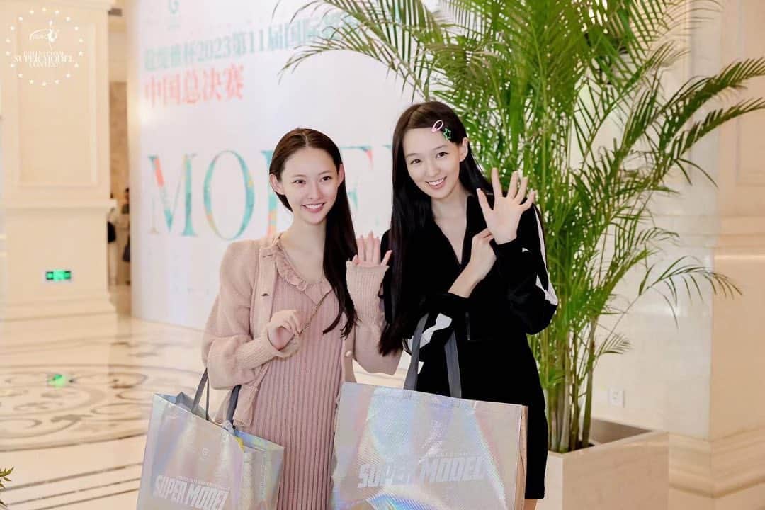 道江幸子さんのインスタグラム写真 - (道江幸子Instagram)「ルームメイトだったあのんちゃん♡ 通訳とかもしてもらってとても感謝でした🥺ありがとう🥺 1枚目の写真は、ホテルのロビー✨ 朝寝起き3分後の写真…笑 奇想天外な事が沢山で面白かった🤣💖」11月4日 17時28分 - sachiko_michie