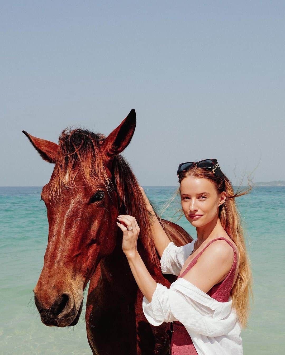 のインスタグラム：「The most iconic horses on instagram. They’re kept safe in stables at @nihi , some having been born there and others being rescued after living their lives as race horses. They now live happily on the beach, running along the tide and cooling off in the ocean before returning back to the stables. Just as magical as I expected #nihi」