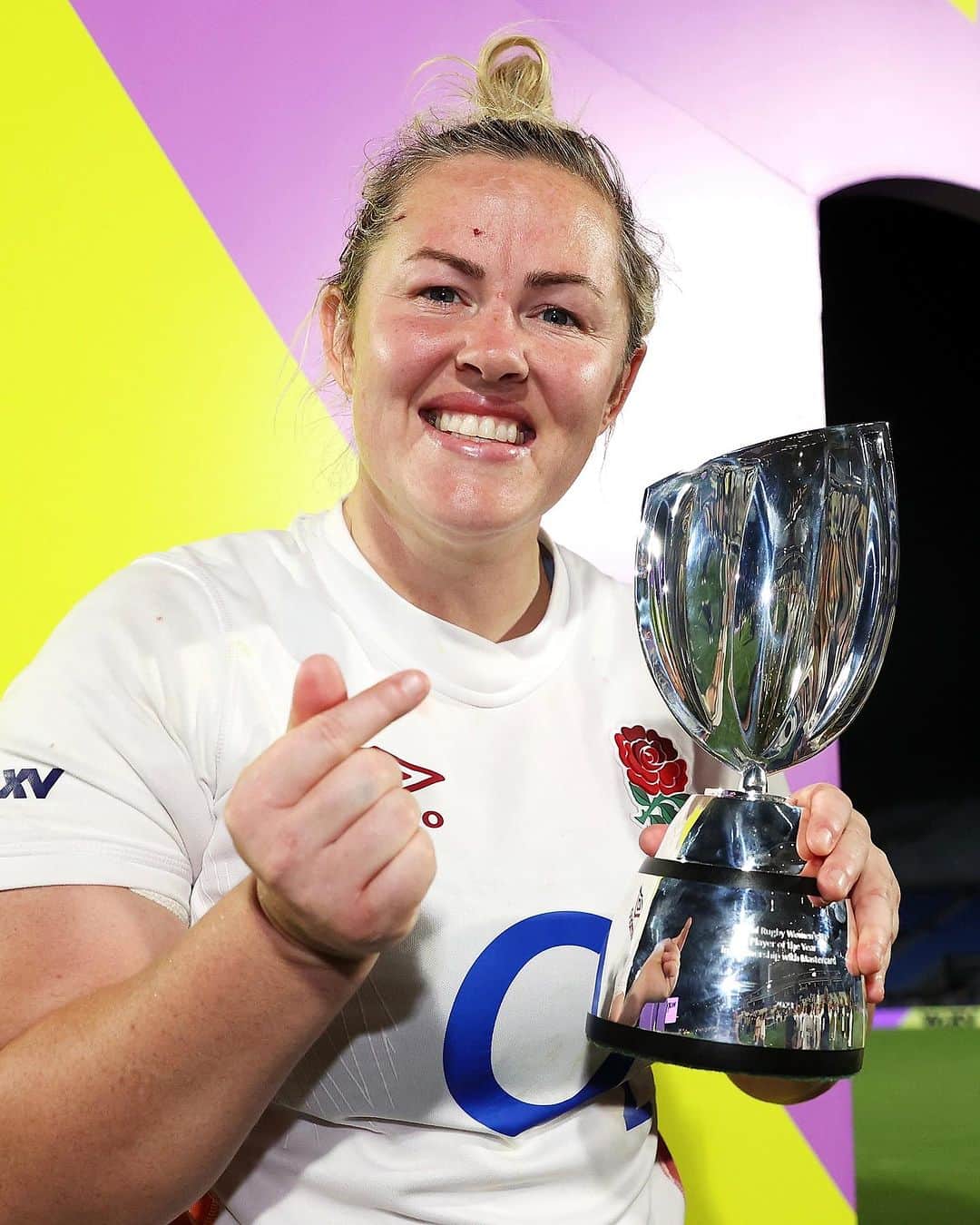 のインスタグラム：「Women’s 15s Player of the Year and @WXVRugby champion   Not a bad Saturday for @marlie_packer 🏆  #WorldRugbyAwards | @mastercard」