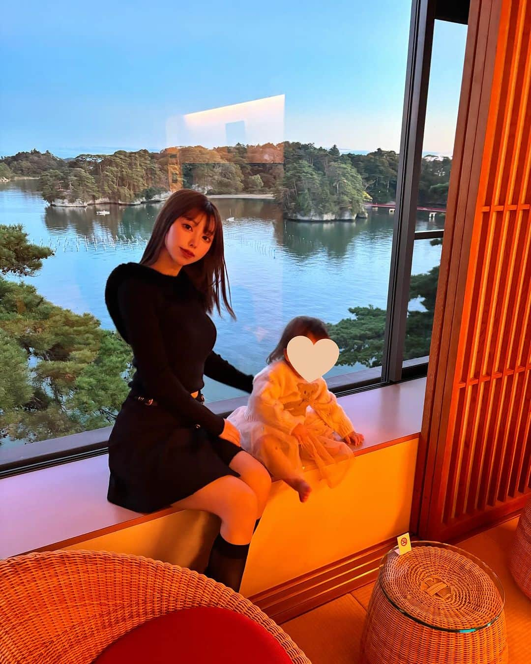 まりんのインスタグラム：「松島へ紅葉を見に行った後に温泉へ🍁🤎✨  #baby #赤ちゃんと温泉 #温泉旅行 #宮城観光 #仙台グルメ #仙台カフェ #仙台旅行 #世界遺産 #世界遺産巡り #松島温泉小松館好風亭 #松島観光 #松島温泉 #日本三景松島」