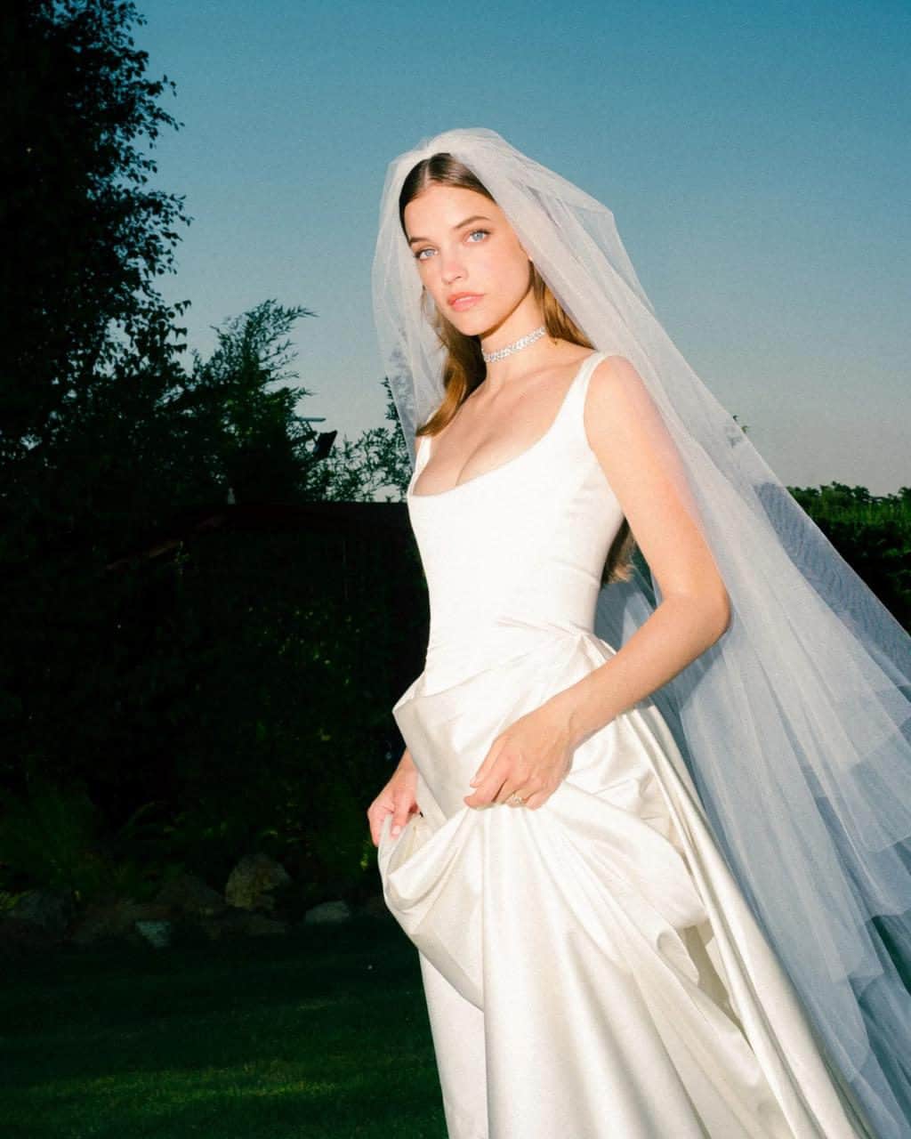 Vogue Australiaのインスタグラム：「Perhaps it was the influence of quiet luxury, or merely an extended bucking of tradition, but the celebrity brides of 2023 chose wedding dresses that spoke a softer language. This year, the bridal memorandum bore the term ‘minimal elegance’, and with each ceremony—in Jordan, the South of France and Mallorca—stars highlighted the idea in red; theirs were visions spun from bare-faced silk and satin. As the year comes to a close, we look back on the best celebrity wedding dresses we’ve published in 2023 at the link in our bio.」