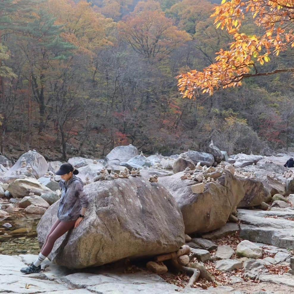 キム・ミンジョンのインスタグラム：「세상은 아름답고 , 인생은 고귀하지요.   AUTUMN '23 🍂🚸🥾 #지금여기」