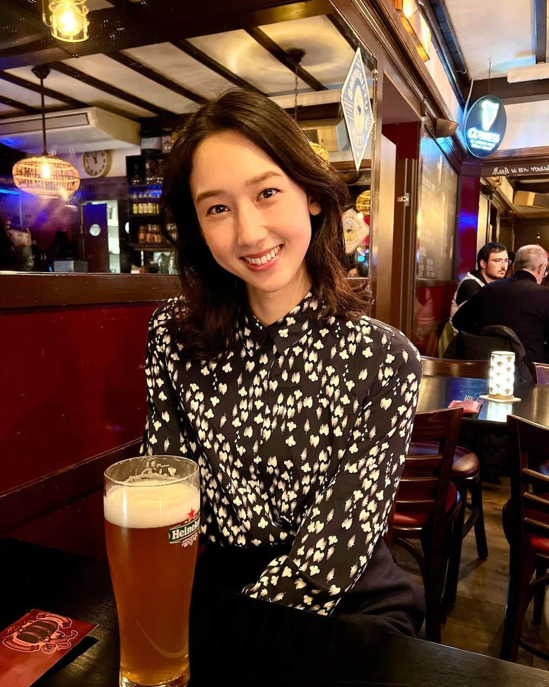 松原汐織のインスタグラム：「Lunch beer on the weekend is necessary for me😂My husband and I had lunch at Stoop & Stoop eetcafé during our daughter’s nap time. We shared Bitterballeen, StamppotAndijvie met gebakken(mashed potato with a meatball ),Stamppot Andijvie met stoofvlees ( mashed potato with beef stew) and Dutch apple pie🍻 Everything was lovely. I prefer a meatball one. Also, its staff is gentle.  Anyway, this restaurant was perfect. I want to recommend it💕💕 ・ ・ オランダ料理を食べに、Stoop&Stoop eetcaféへ🇳🇱 伝統的な家庭料理のスタンポット(ポテトと野菜が混ざったマッシュポテト)のミートボールVer.とビーフシチューVer.(ミートボールがオススメ)、ビターバレン(一口サイズのクリームコロッケ)、アップルパイをいただきました😋  店員さんがとても子供に優しくて、子連れとしては感謝感激🥰とても良いお店でした。 ただ提供スピードがゆっくりなので、時間がある時に訪れてください🫶🏻笑  ー #baby #babygirl #8monthsold #mumofagirl #lovemyfam #netherlands #amsterdam  #stoopandstoopeetcafe #stamppot #bitterballen #applepie  #オランダ #オランダ生活 #アムステルダム #アムステルダム生活  #アムステルダム子育て #オランダ子育て #子連れアムステルダム #オランダグルメ  #ビターバレン #スタンポット #アップルパイ  #ヨーロッパ在住 #ヨーロッパ子育て #海外出産 #海外子育て #海外子育てママ #令和5年ベビー #女の子ママ  #shioriinNetherlands2023」