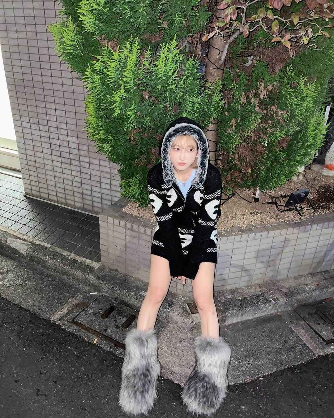 月城まゆさんのインスタグラム写真 - (月城まゆInstagram)「もこもこもこ🐺🤍  #streetstyle #gal #streetwear #japanesegirl #y2k #bape #streetfashion」11月4日 17時36分 - xo_mayu_xo