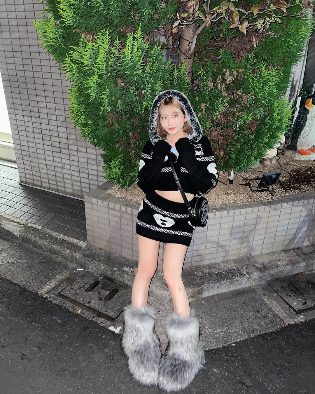 月城まゆさんのインスタグラム写真 - (月城まゆInstagram)「もこもこもこ🐺🤍  #streetstyle #gal #streetwear #japanesegirl #y2k #bape #streetfashion」11月4日 17時36分 - xo_mayu_xo