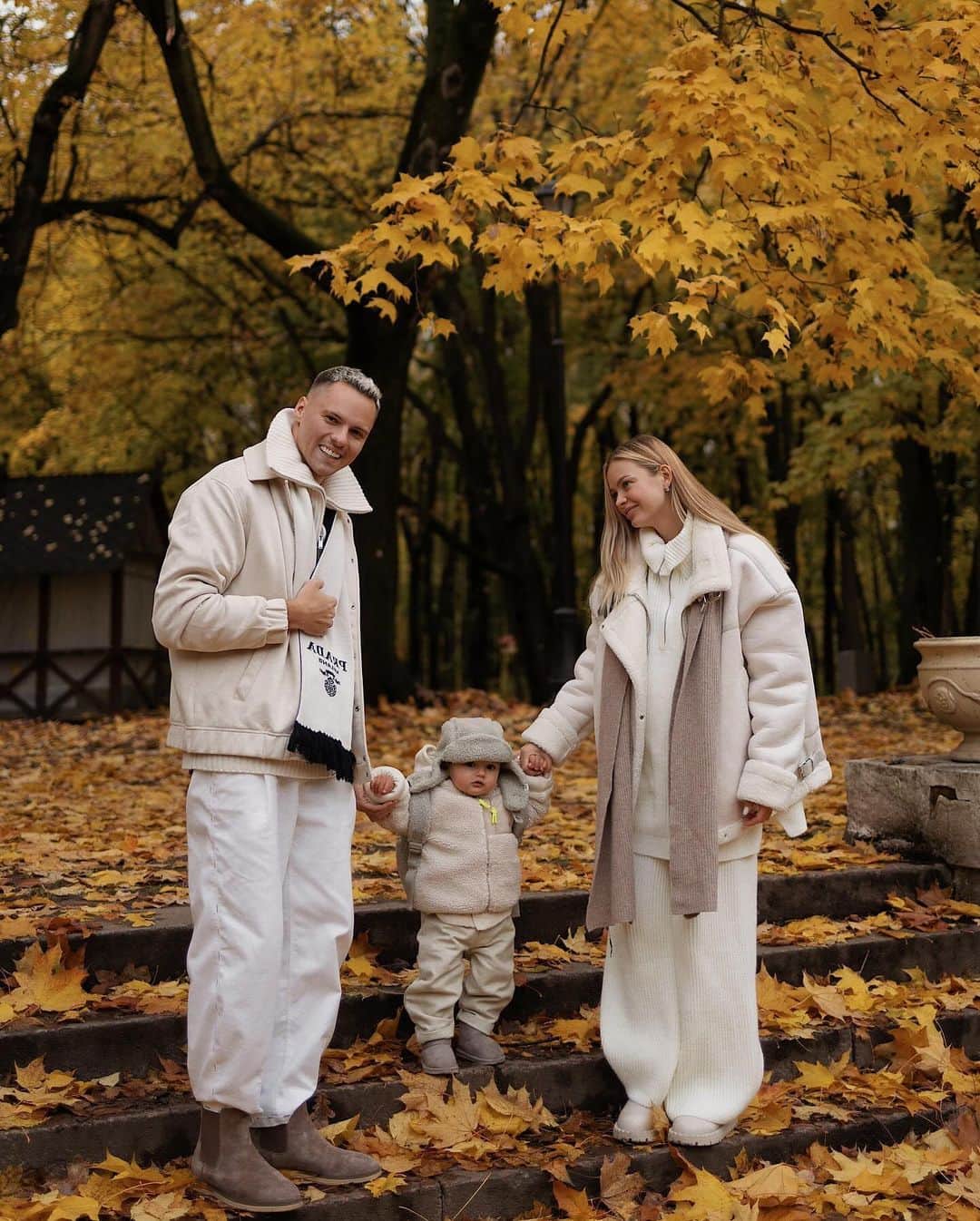 RU.TVのインスタグラム：「Аня Ищук и Димас Блог желают тебе отличных выходных 🍁  Какие планы у тебя? Делись в комментариях!  #rutv #рутв #аняищук #димасблог」