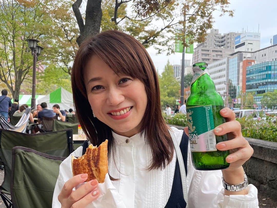大隅智子のインスタグラム：「秋の穏やかな日。 広島市の平和大通りのマルシェやバグがいるカフェでゆったりしました。 亥の子祭りが行われていて、懐かしくなりました。 気温は高いですが、晩秋を感じます。」