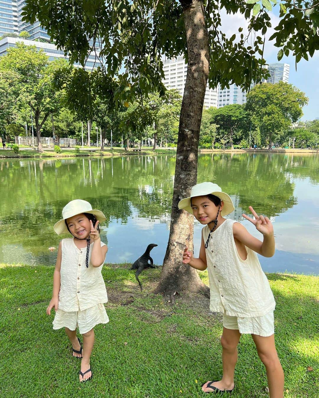 のインスタグラム：「息子達の背後にいるのは…  ミズオオトカゲ🫢  ルンピニー公園には、ミズオオトカゲが普通にそこらじゅうを歩いていました🦎  この大きさはもはや、恐竜😇  もちろん、息子達はテンション爆上がり  気温33度くらいあって、到着するまでグズグズだった次男も、トカゲを見つけた瞬間、充電MAX😂  #ルンピニー公園 #lumphinipark #ミズオオトカゲ #ll_旅記録 #タイ旅行 #バンコク #バンコク旅行 #子連れ旅行 #子連れバンコク #สวนลุมพินี」
