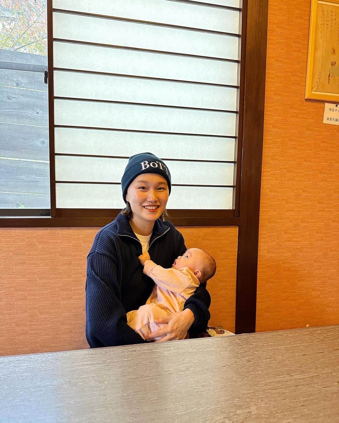 青木美緒のインスタグラム：「明後日からついに🗽🗽🗽 どうしても食べたくなってお昼はカレーうどん食べた🫶🍛 . ちょっと前から寝返りしかけてて、離れてる間にしたらちょっとだけ寂しいなと思ってたら 今日寝返りした🥲💯💓🥹タイミング良すぎる🫨 寝返りした瞬間も動画撮れた🥲🥲 もうすぐ4ヶ月💐」
