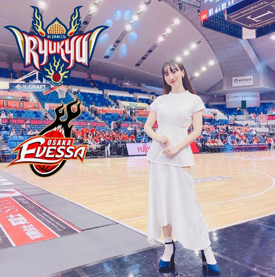 恵美さんのインスタグラム写真 - (恵美Instagram)「.  #Bリーグ の試合を観に大阪まで来ました😊❤️  #大阪エヴァッサ VS #琉球ゴールデンキングス  @osaka_evessa  @ryukyugoldenkings   コートサイドで見たので 選手が目の前にいて迫力がすごかった❣️🏀  アリウープダンクってカッコいいよね🥹🏀  前回王者の琉球と 西地区首位の大阪との試合は とっても見応えがありました✨」11月4日 17時43分 - emi_florence819