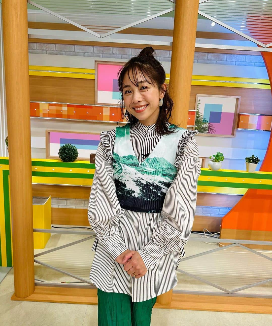 鈴木あきえのインスタグラム：「今週も TUF『WITH！』生放送☺︎ 福島のみなさん、ありがとうございました😊💚  私が今どハマりしている福島のソウルフード #凍天　💚  今週ももちろん買っちまいましたよ🥹🩷 私はよもぎが好き🙋🏻‍♀️（今日は冷凍バージョンでお土産に☺︎）  ふわっふわのドーナツ生地の中に、もっちもちしみ餅が入っていてめちゃくちゃ美味しいので 福島に来た際には、皆さんもぜひ😍（福島駅で買えるよ♡）  そんでもって グルメスタッフさんから #佐太郎パイ もいただいちゃいました😍うふふ😍  福島、今週もありがとう〜☺️❤️  ではでは 東京に帰りまーす😊🚄  #ウィズる」