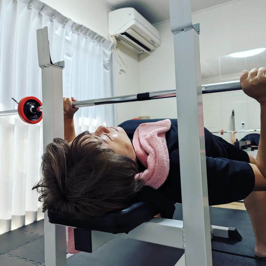 島田佳奈のインスタグラム：「パーソナルトレーニング（31回目）。やはり週イチやれば筋力回復できる。食事コントロールも上手くやれれば体重や体脂肪率にハッキリ出る。 人生は積み重ね。理想の体型と健康のために、体に良いことをやり続けよう。」