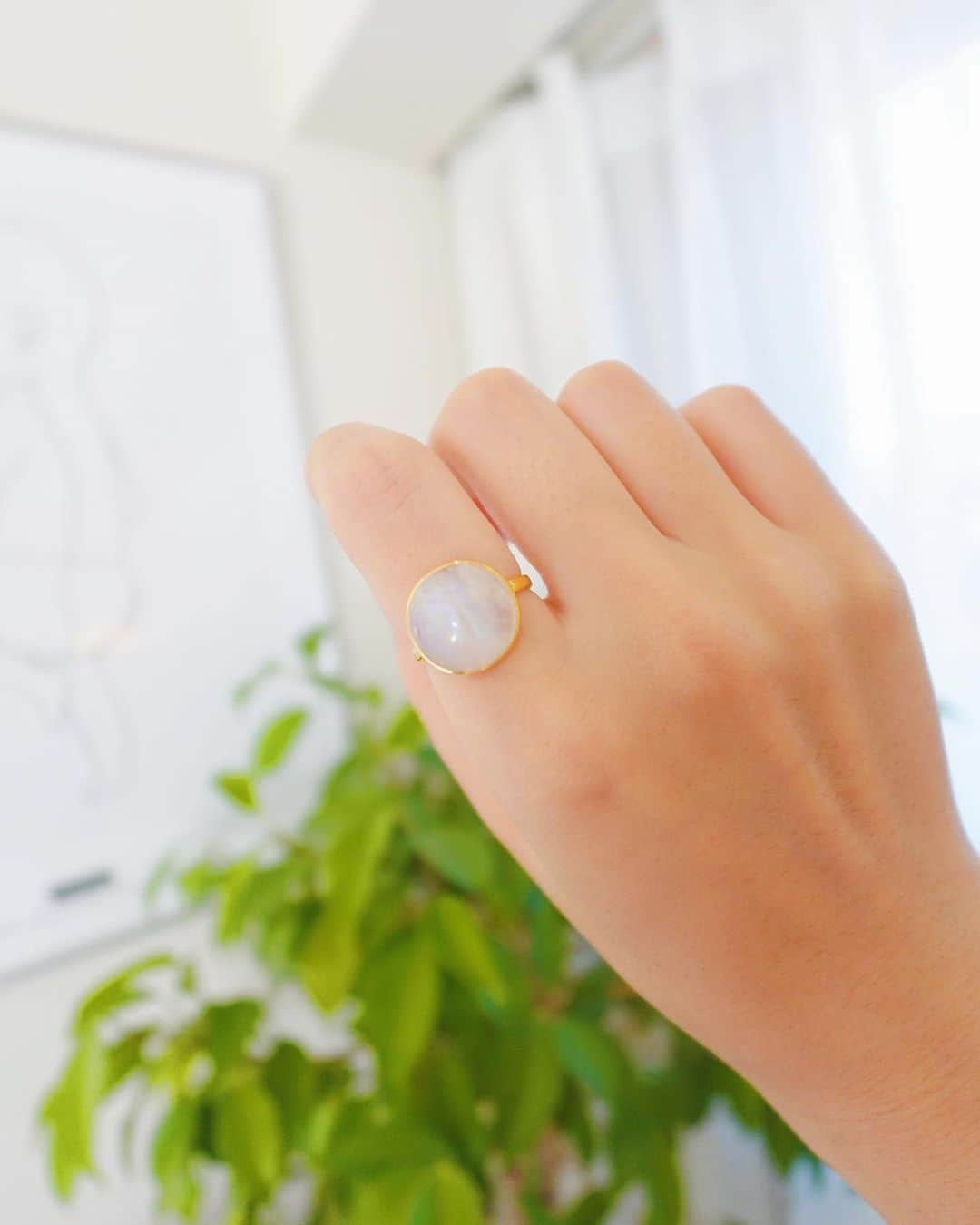 紫帆のインスタグラム：「天然石ジュエリーブランド @odul.jewelry さん レインボームーンストーンリング🌈を頂きました☺️🎁  レインボームーンストーンは 幸せなパートナーシップや 幸福な家庭に導いてくれると 言われているんだって🥺素敵(*¨̮*)  光に当たると角度によって偏光する石♬.*ﾟ  天然石って高いイメージだけど なんと1万円以下🥺 これは集めたくなってしまう…♥  #PR #オジュール#ödül #odul #oduljewelry #ödüljewelry  #天然石  #レインボームーンストーン  #ムーンストーン  #ムーンストーンリング  #天然石リング  #天然石アクセサリー  #ジュエリー  #天然石ジュエリー  #アクセサリー」