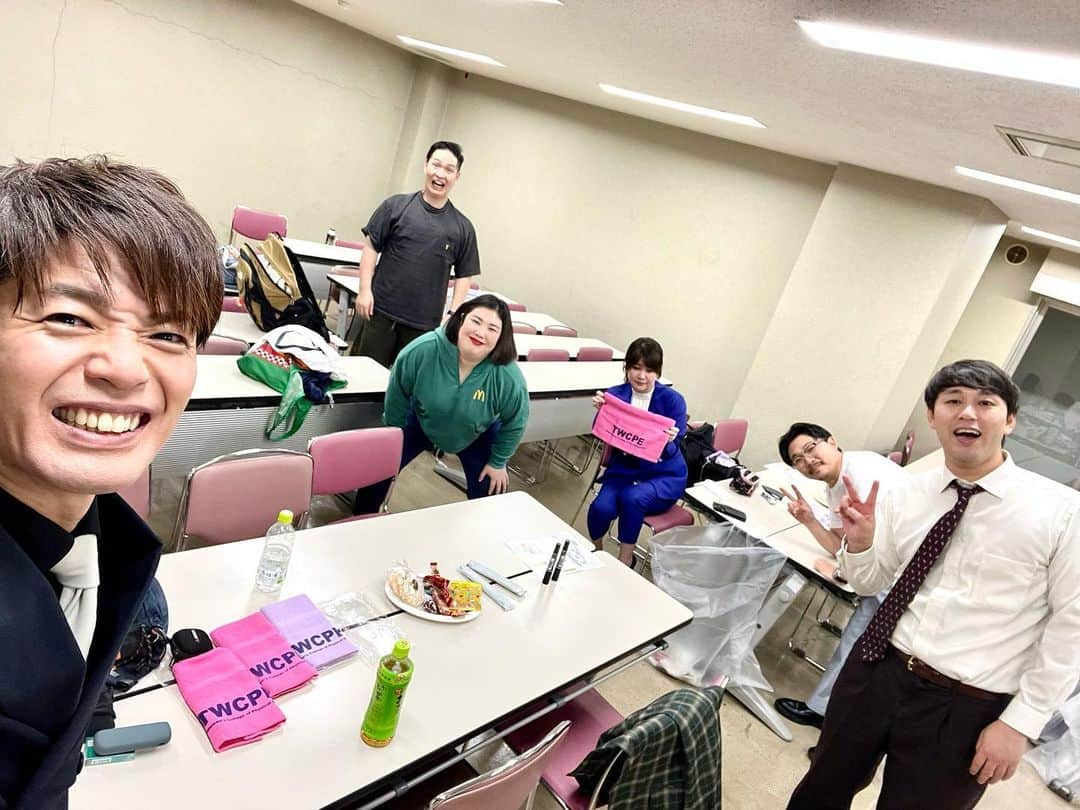 辻井亮平のインスタグラム：「東京女子体育大学の皆さん！  おおきにでした！  めちゃくちゃ元気なお客様で最高に楽しかったですよ！  またどこかでお会いできます事を！！  ほなまたまた！！  とよぴーもありがとうな！！  #とよぴー #この学校のゆるキャラ #写真は撮れなかった #とよぴー ！！！ #山さん」