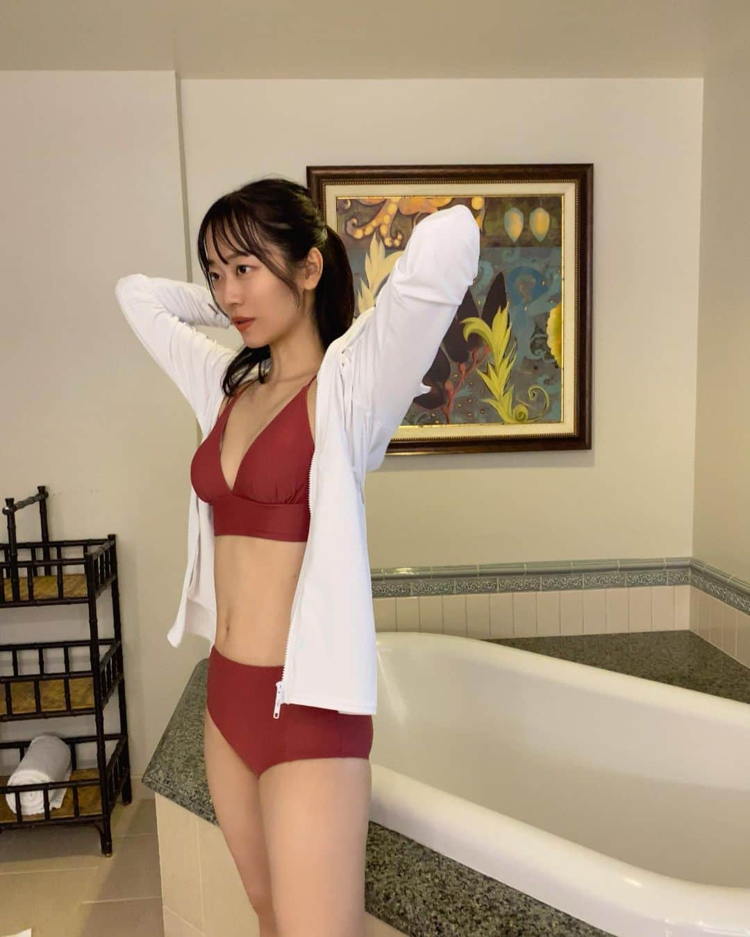 郡司りかのインスタグラム：「どの水着が可愛い？ ってみんなに聞いたけど、時差で日本が4時のときにストーリーズ載せちゃったから、結局ちもに選んでもらった😵‍💫 一番人気は右端で、今日着た赤色は二番目でした🐻‍❄️  最近がんばってジムに通っているので、長年蓄積されていた脂肪を少しずつ減らせてる気がする。 でもこの旅行で増量して帰るのでまたジムの頻度増やさなきゃ、、！🥊  #hawaii #ootd #shein購入品 #水着 #ワイキキビーチ」