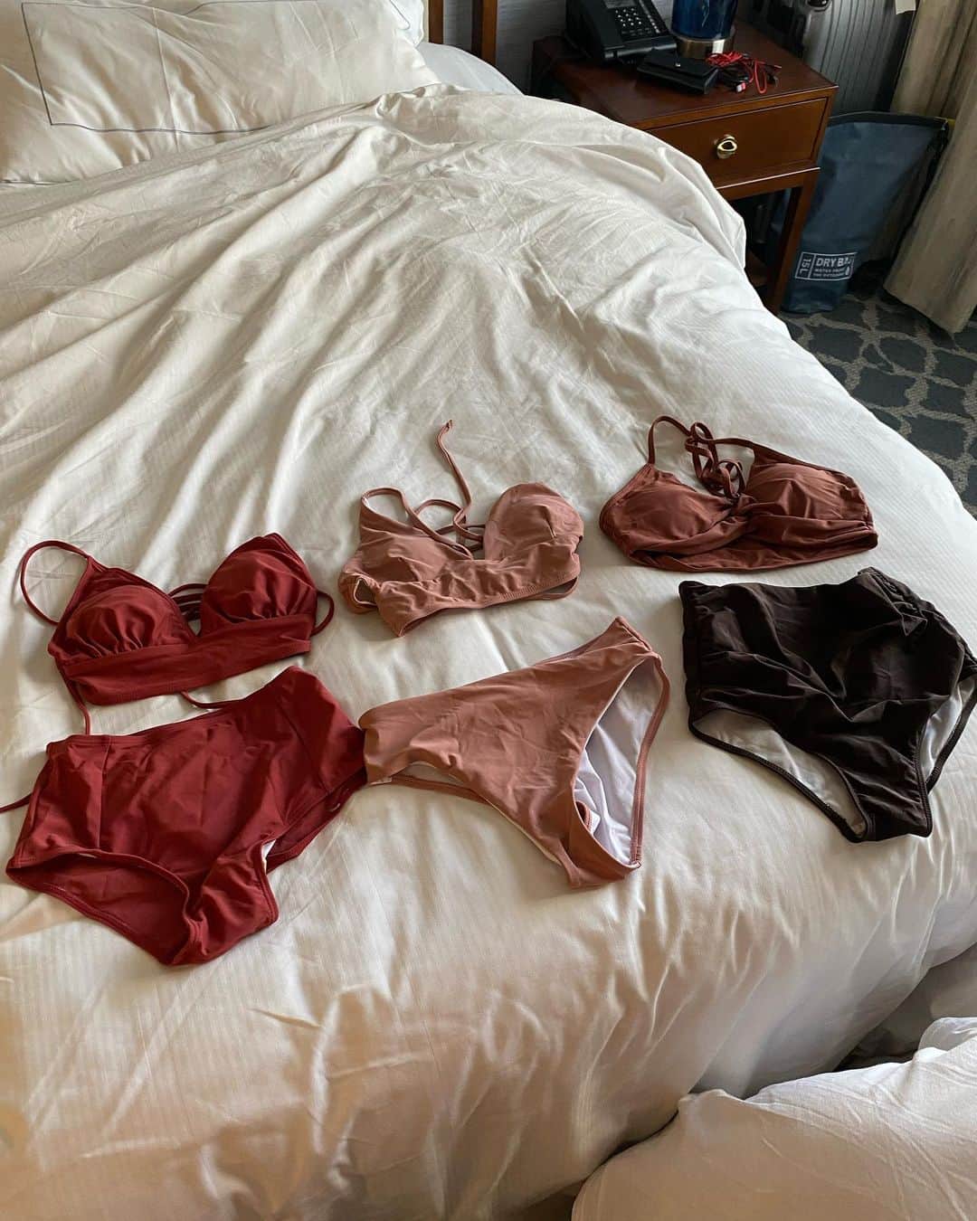 郡司りかさんのインスタグラム写真 - (郡司りかInstagram)「どの水着が可愛い？ ってみんなに聞いたけど、時差で日本が4時のときにストーリーズ載せちゃったから、結局ちもに選んでもらった😵‍💫 一番人気は右端で、今日着た赤色は二番目でした🐻‍❄️  最近がんばってジムに通っているので、長年蓄積されていた脂肪を少しずつ減らせてる気がする。 でもこの旅行で増量して帰るのでまたジムの頻度増やさなきゃ、、！🥊  #hawaii #ootd #shein購入品 #水着 #ワイキキビーチ」11月4日 17時57分 - gunji_skip