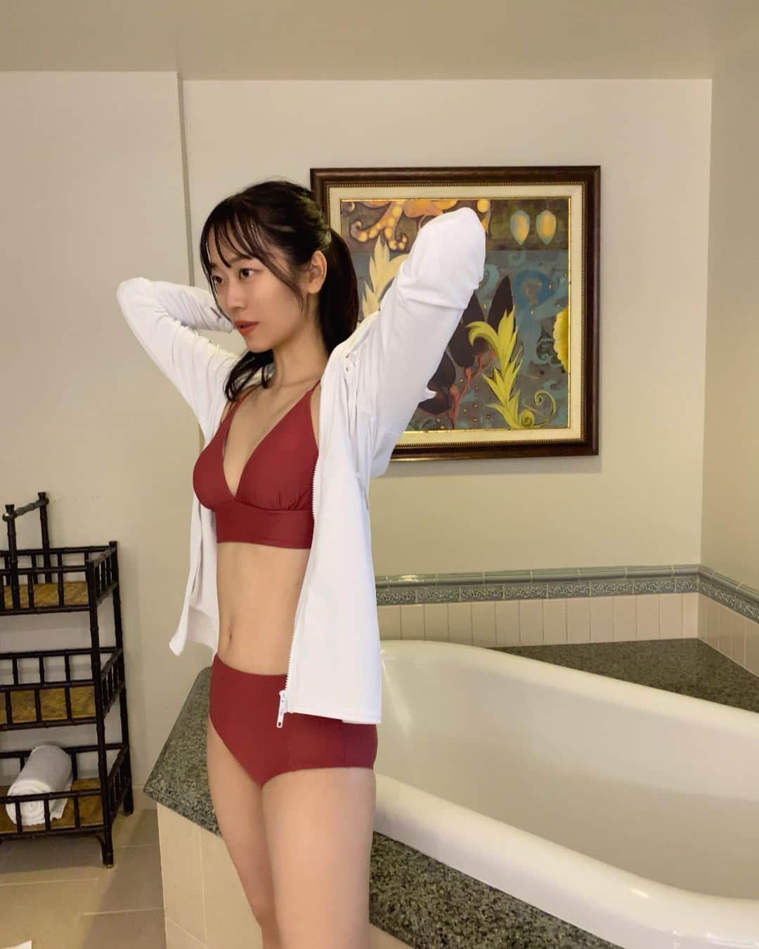 郡司りかさんのインスタグラム写真 - (郡司りかInstagram)「どの水着が可愛い？ ってみんなに聞いたけど、時差で日本が4時のときにストーリーズ載せちゃったから、結局ちもに選んでもらった😵‍💫 一番人気は右端で、今日着た赤色は二番目でした🐻‍❄️  最近がんばってジムに通っているので、長年蓄積されていた脂肪を少しずつ減らせてる気がする。 でもこの旅行で増量して帰るのでまたジムの頻度増やさなきゃ、、！🥊  #hawaii #ootd #shein購入品 #水着 #ワイキキビーチ」11月4日 17時57分 - gunji_skip