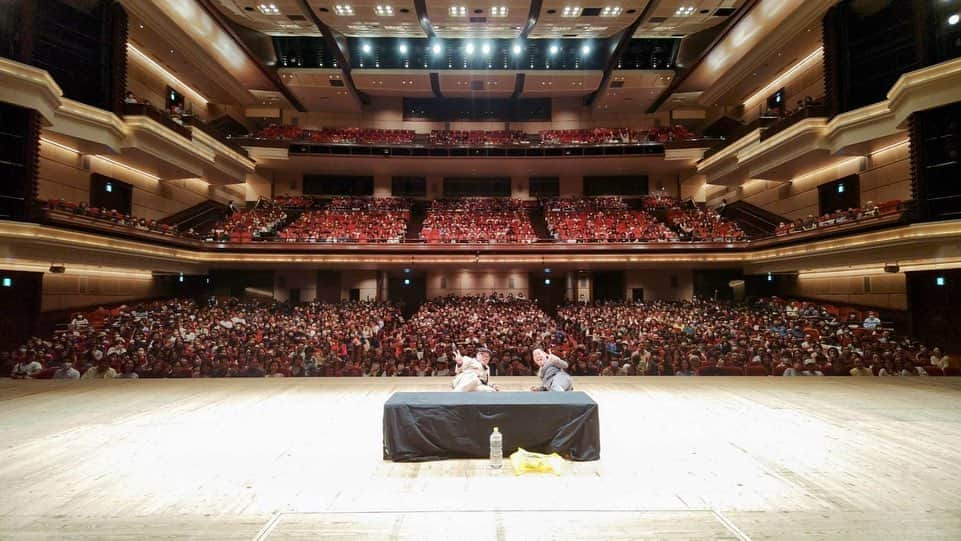 兵動大樹さんのインスタグラム写真 - (兵動大樹Instagram)「おしゃべり大好き。福岡公演が終わりました！  満員のお客さんに感謝。  素敵な博多座さんにも感謝。  サインお渡し会でたくさんの方とおしゃべりできた！  楽しい時間でしたー。  楽屋にぽんが旦那さんと来てくれた！  明日は香川公演！  お時間ある方は是非！  #兵動大樹 #おしゃべり」11月4日 17時51分 - daiki.hyodo