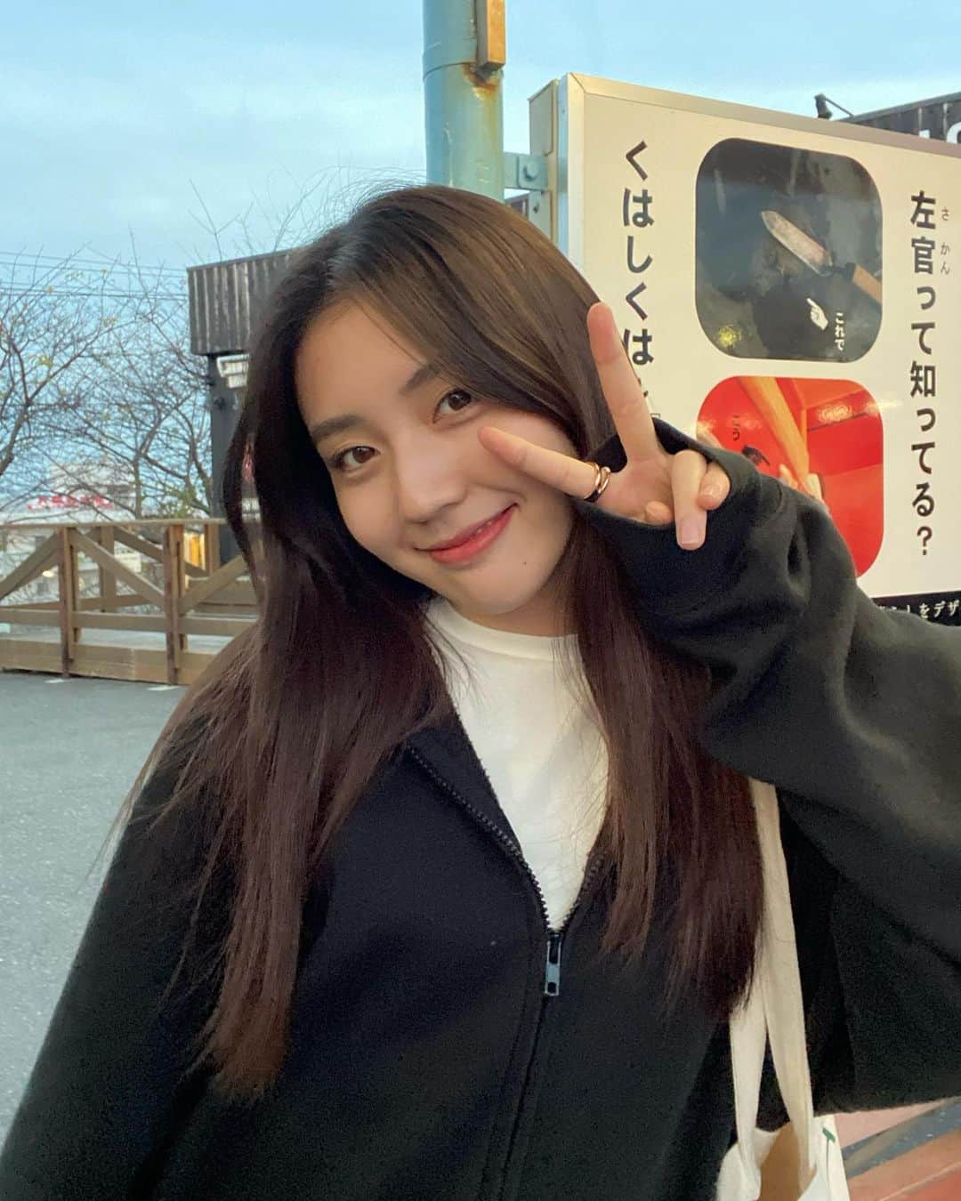 宮本和奏のインスタグラム：「久しぶり！ 暑くて本当に11月なのかと疑うよね。。 マックの新作の三角チョコパイ早く食べたい🍓 コメ返するよ  風強くて髪の毛ボサボサちゃん #宮本和奏#夕方は寒くてパーカー着た」