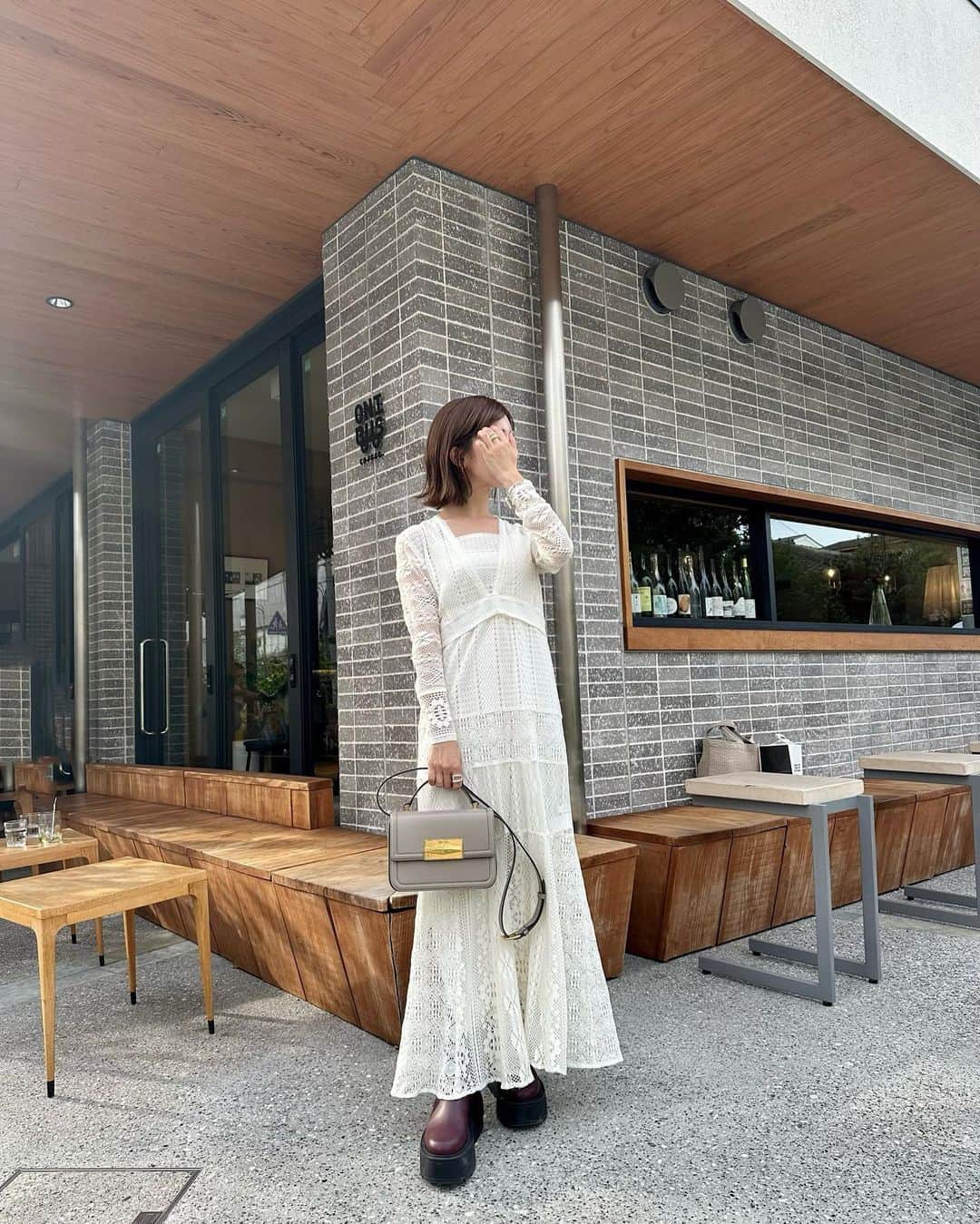 水野佐彩のインスタグラム：「・ 秋晴れ🤍🧡🤎　  #PR #jimmychoo」