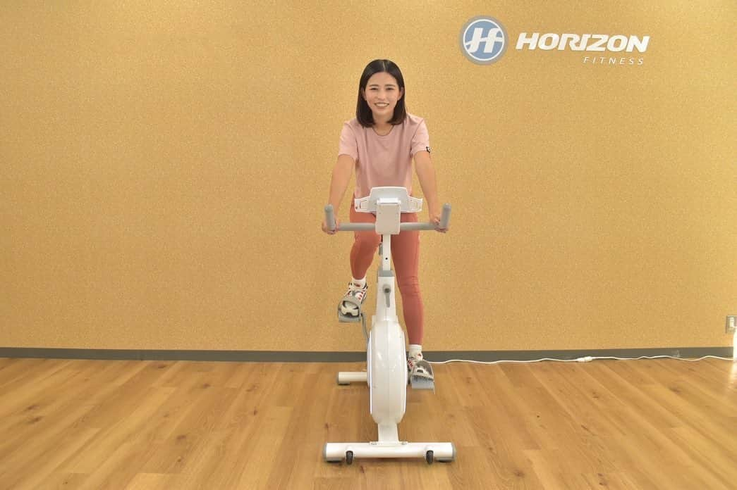 ANNA のインスタグラム：「世界中で選ばれている家庭用フィットネスマシンブランドHorizonからリリースされた【BikeFul】の撮影でした。 で、その時、結構本気で試乗体験させてもらいました🏍️  まずかなりコンパクト！！移動も楽々！ そしてホイールがカバーされてるのでペットや子供の居る家にも安心して置けるかなと思います🛞🐶👶  実際漕いでみると、回転数に応じてホイールの色が変わるので、今日はこの色をキープしながら◯分頑張ろう！とか目標が立てやすい👌  アプリとも連動しているので動画を見ながら海外の街並みを走っている気分で楽しめます🌏  で、こういうのってめちゃくちゃ高価なイメージだったけど、私的にはこの値段で買えるの⁈ってびっくりでした🤭 気になった方、ぜひオンラインストア見てみて下さ〜い!!  Johonsonのみなさん楽しい撮影ありがとうございました〜💕  #エアロバイク #homefitness #fitness #家庭用トレーニングマシン #horizon #BikeFul #ゆうじやすだポーズ #PR」