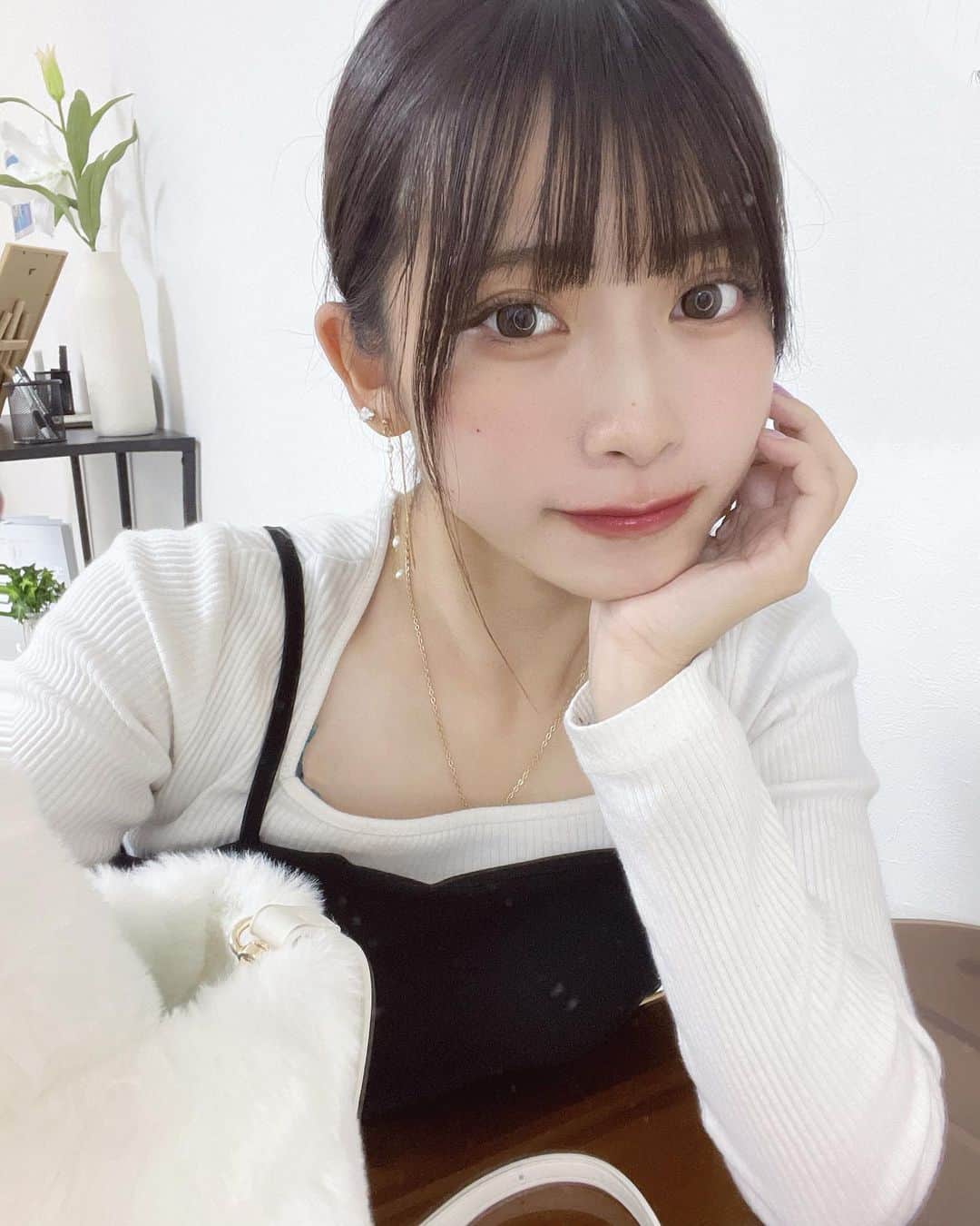 三野宮鈴のインスタグラム：「🦷 ⁡ ⁡ ⁡ HAKUさん【 @haku_whitening 】で歯の　 ホワイトニングをして頂きました〜！ ⁡ ⁡ ⁡ HAKUさんは珍しすぎる24時がいつでも個室の  プライベート空間で1人でゆっくーり できるからめちゃくちゃ快適で最高でした、、、😢💞 ⁡ ホワイトニングにも医療と美容があって、  もちろん医療の方が効果が高いです🙆‍♀️ ⁡ ⁡ ⁡ HAKUさんはコスパが良く医療の ホワイトニングを受けれるので めちゃくちゃおすすめですฅ( ̳• ·̫ • ̳ฅ)」