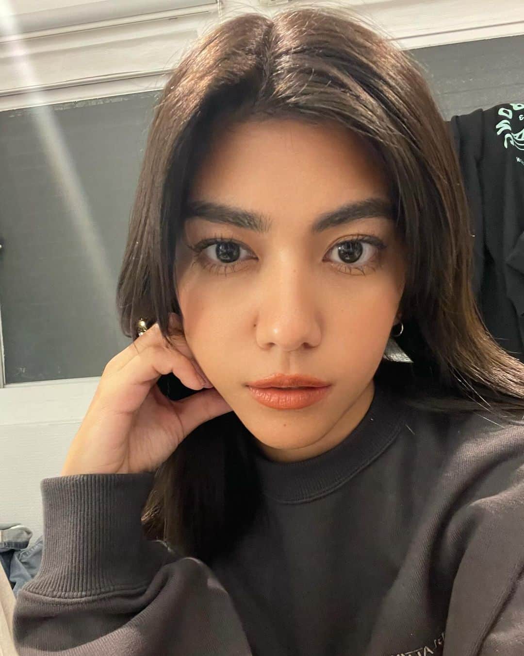 美南レイラのインスタグラム：「自撮りの投稿4ヶ月ぶりだった。 そして最近顔つきが変わってきた気がする。  目指せセクシーお姉さん🫦」
