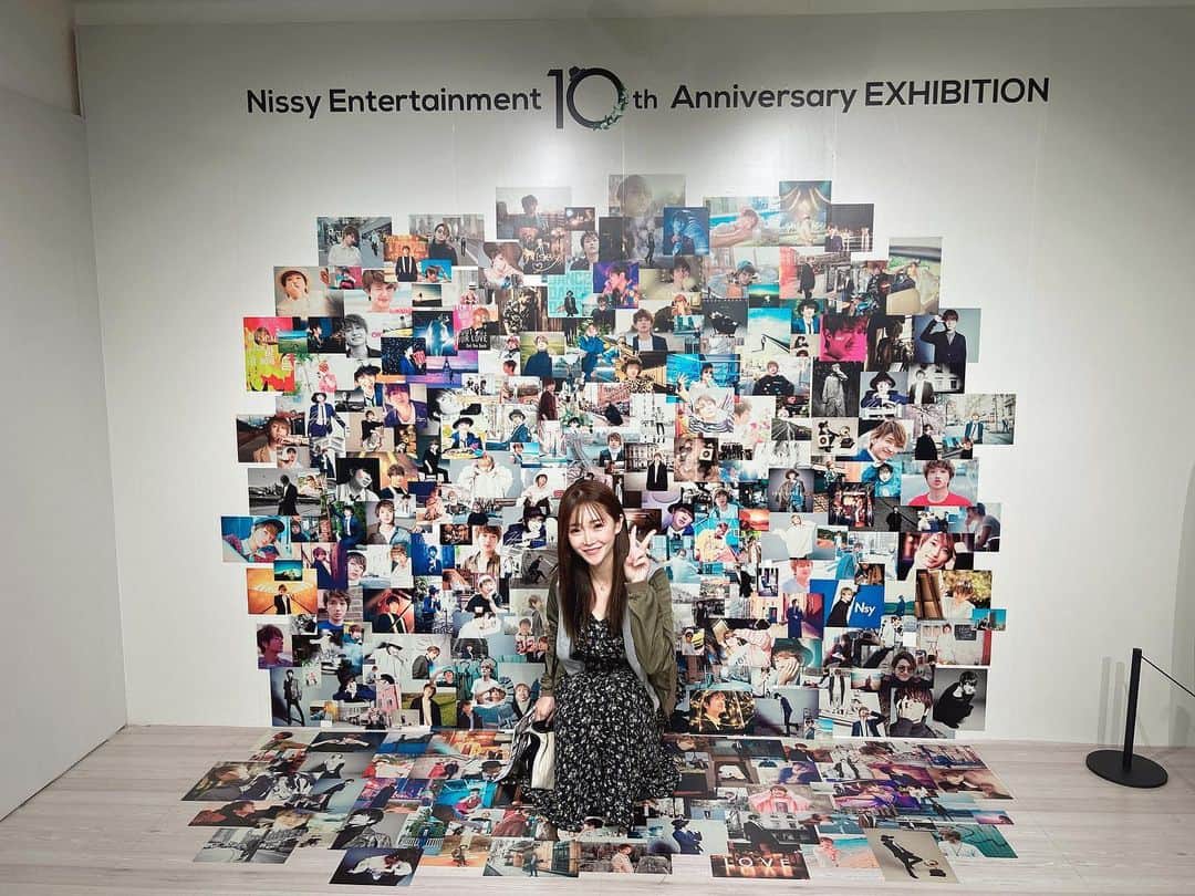 香月亜弥のインスタグラム：「Nissy Entertainment 10th Anniversary EXHIBITION🤍✨💋 努力の結晶の人✨これからも応援し続ける🥺 Nissy友達と行って会場に1時間は滞在してました笑 楽しかった❤️ ライブビューイングの追加公演当たったのでまたあの迫力あるライブ映像と生Nissy拝みに行ってきます💕💕」