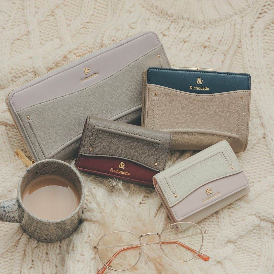 & chouetteのインスタグラム：「... & chouette 2023 Autumn Collection   "Feuillemort(フェイユモール)”  アンドシュエット 秋冬の最新コレクションが発売中。  ...  ☑︎バイカラーハンドバッグ ¥13,200-  ☑︎バイカラースクエアショルダーバッグ ¥11,000-  ハンドバッグは手元のバイカラーがポイント。  ショルダーバッグは マチの部分がバイカラー仕様。  持った時の手元や 横を向いた時などに、チラリと見える秋カラーが オシャレ🤭  どちらもボディ部分はベーシックカラーなので、 どんなコーデにも合わせやすいのもポイントです🙆  ... 絶妙なニュアンスカラー✖️ バイカラー配色がおしゃれな小物も🍂 長財布は、小銭とレシートが自動で分かれるコインスルー式で機能性も抜群。  ☑︎バイカラーコインスルー長財布 ¥12,100-  ☑︎バイカラー口金折財布 ¥11,000-  ☑︎バイカラーキーケース ¥6,600-  ... 公式オンラインショップにて、 最新アイテムの特集ページも公開中です🍂  移りゆく新しい季節の始まりを、 アンドシュエットのバッグと共にスタートしませんか♡  ... #andchouette #アンドシュエット  #ハンドバッグ #通勤バッグ #通学バッグ  #ショルダーバッグ」