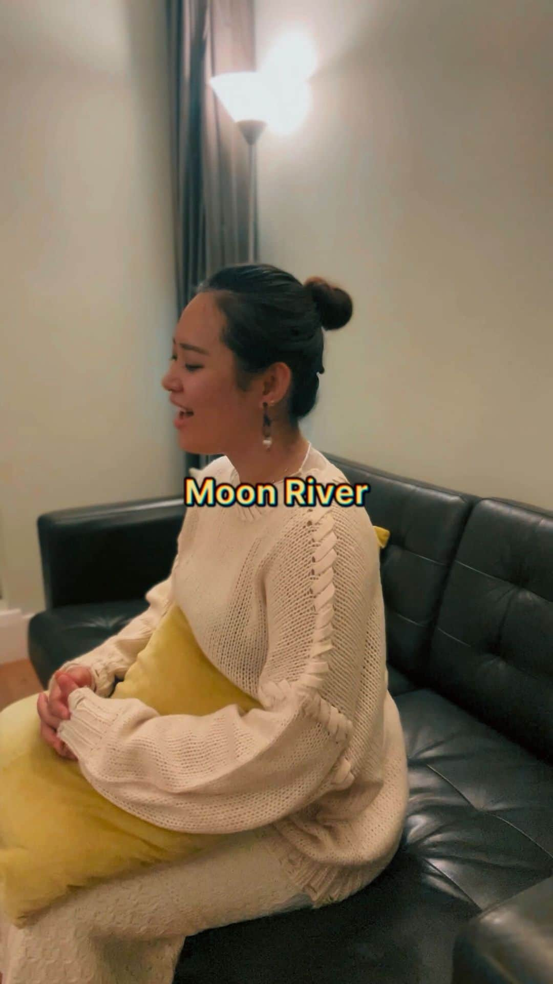 二宮愛のインスタグラム：「#moonriver before crossing Thames River to watch “Untitled f*ck m*ss s**gon play” at #youngvic   It was mind blowing🤯 Still digesting…  ________________ #シンガー #ボーカル #ロンドン #イギリス #ロンドン生活 #イギリス生活 #歌手」