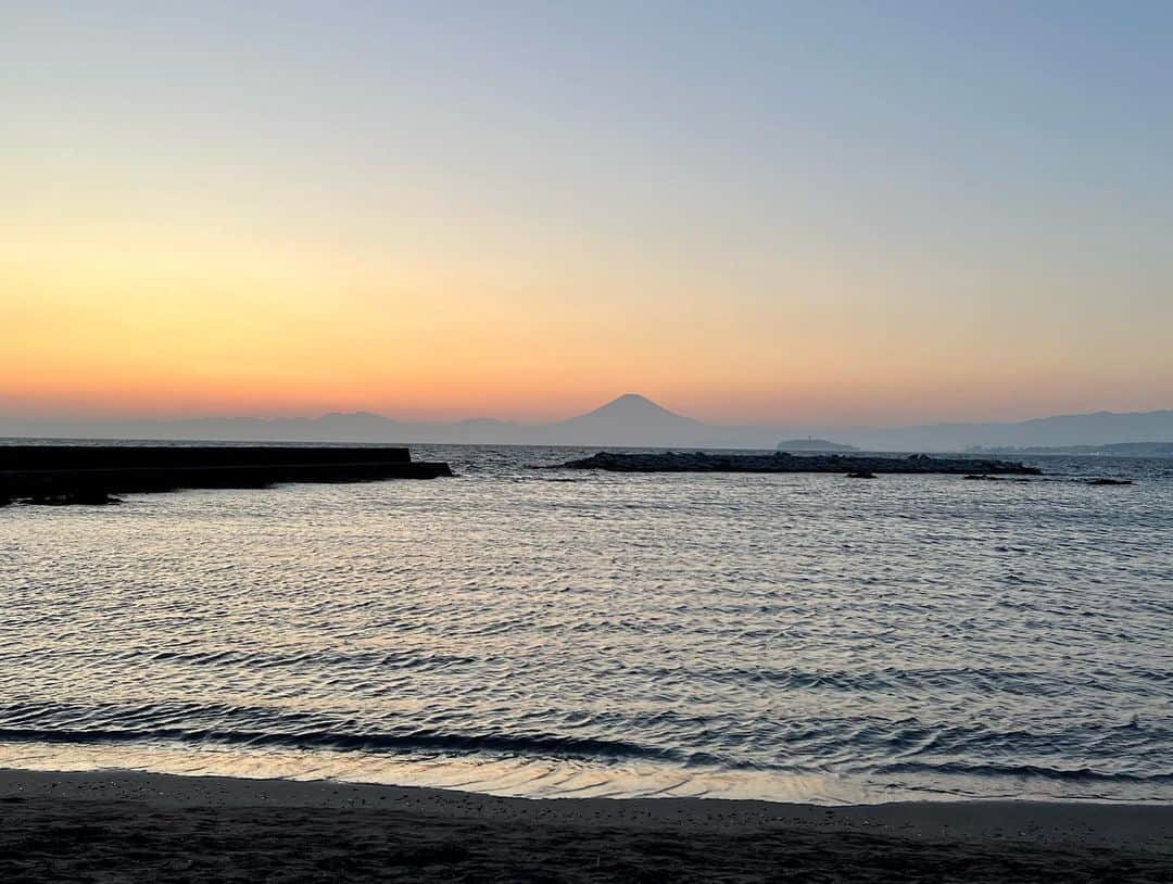 梅本理恵さんのインスタグラム写真 - (梅本理恵Instagram)「海〜  清々しくて空気がすっきりしている。 太陽光もやわらかい。 夕日が沈んでいくのと一緒に、ビーチでヨガはサイコーすぎる♡ ⁡ めっちゃ満たされました。 ⁡ @elly808yoga  ありがとうございました！ ⁡ ⁡ ⁡ 富士山が真っ正面に。 本物ですか？ と聞いてしまうほど綺麗やった。 我ながら謎質問。笑 #ヨガ #葉山 #森戸海岸 #森戸海岸夕日 #ビーチヨガ #富士山 #海は広いな大きいな #海 #ヨガイベント #オーシャンビュー #葉山カフェ #葉山ビーチ #逗子 #サンセットヨガ #yoga #sunsetyoga #文化の日 #美容 #美活 #美活女子 #アラフォー #アラフィフ #ほっこり #はんなり #美魔女 #美魔女コンテスト #はんなり美魔女 #梅本理恵 #今日も感謝 #ありがとうございます ♡」11月4日 8時59分 - rie___12ki