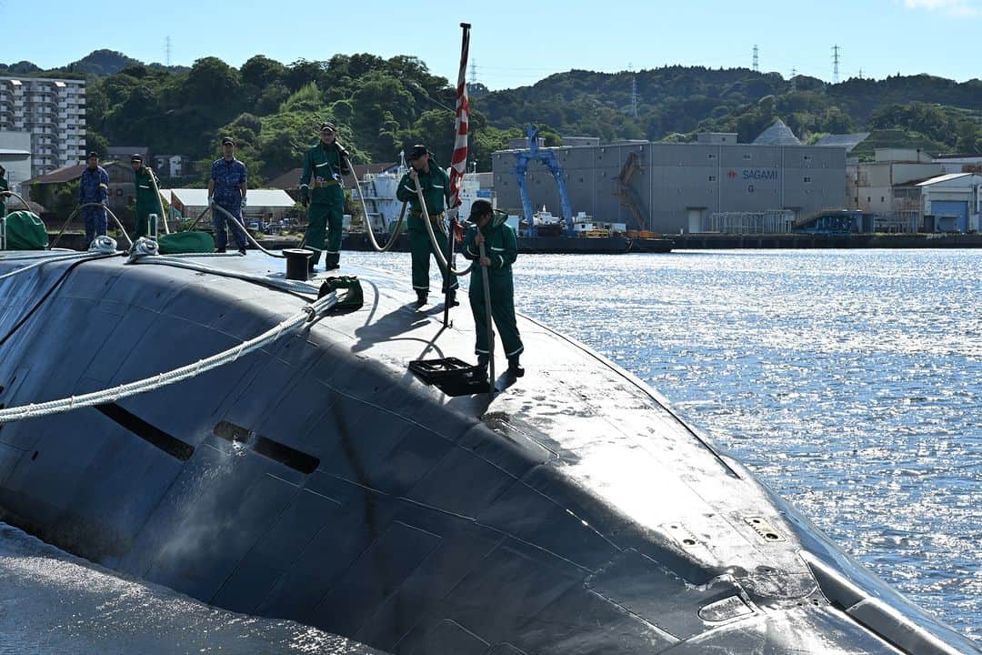 海上自衛隊さんのインスタグラム写真 - (海上自衛隊Instagram)「潜水艦の甲板流し クジラの背中を流してるみたい🐳 「お疲れさま！」の気持ちを込めてしっかり磨きます。  #潜水艦 #甲板流し #ピカピカ #海上自衛隊」11月4日 9時00分 - jmsdf_pr