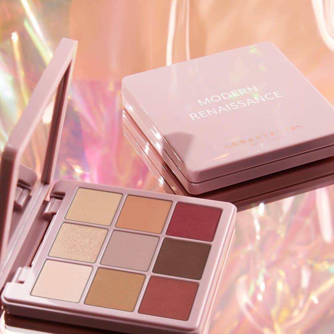 Anastasia Beverly Hillsのインスタグラム：「Why our Modern Renaissance Mini Palette is the perfect stocking-stuffer 😍👇🏾  💖 Contains 9 eyeshadow shades from soft neutrals to bright sparkly tones 💖 Fits in your bag for all your holiday travels 💖 IT'S A MINI MODERN RENAISSANCE PALETTE!!!!!  Get yours now @nordstrombeauty!! ✨  #AnastasiaBeverlyHills #NordstromBeauty」