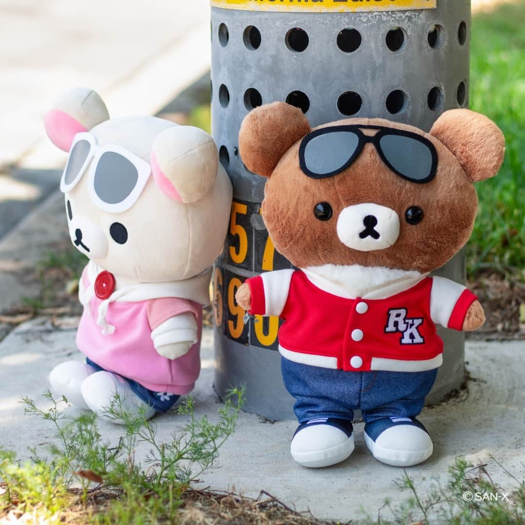 Rilakkuma US（リラックマ）のインスタグラム：「Style game strong with Korilakkuma and Chairoikoguma! 😎🐻🔥 The sidewalk is now a runway with their fashionable outfits. 📸👟💕  #rilakkumaus #rilakkuma #sanx #sanxoriginal #kawaii #plush #plushies #リラックマ #サンエックス #korilakkuma #chairoikoguma」