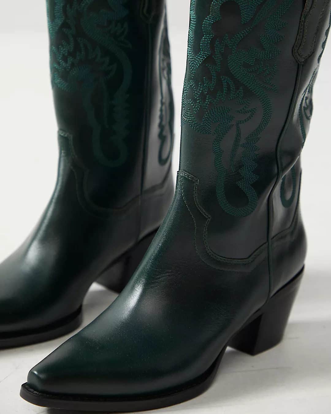 freepeopleのインスタグラム：「Trends We <3: Western-inspired boots. Link in bio to shop the Dagget Western Boots by @jeffreycampbell.」