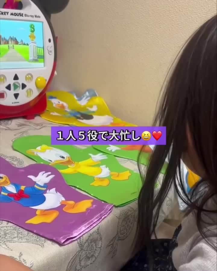 のインスタグラム：「@a_y_t_3189 treasure boxの中に ずっと入っていた手袋パペット 発見した娘😊✨🫶🏻 『 Picnicのところ掛けてー！！』と🩷  いつもなら寝る時間でしたが こんなことって珍しい！✨と思い 思う存分、楽しんでもらいました😄👏🏻 1人5役 なかなか忙しそうだった🤣笑  ------------------ @worldfamilyclub_jp  公式アカウントでは #love_wfc をつけて投稿いただいた素敵な動画をご紹介しています😊✋  #love_wfc5歳 #dwe5歳 #love_wfc  #worldfamilyclub  #worldfamily  #dwe  #ディズニー英語システム  #ディズニー英語　 #ワールドファミリー  #おうち英語  #成長記録 #子育て英語  #こども英語  #英語話せるようになりたい #英語の勉強 #子どものいる暮らし #dweパペット #女の子ママ」