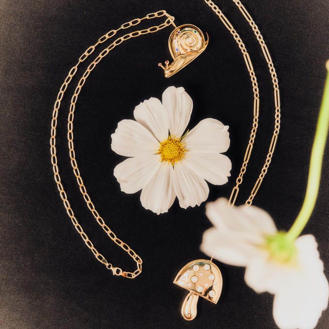 のインスタグラム：「WILD & WONDERFUL​ 🌼 Every piece by New York jewelry designer @brentnealejewelry is its own marvel: her latest pendant necklaces draw inspiration from small, yet mighty, elements in the natural world.」