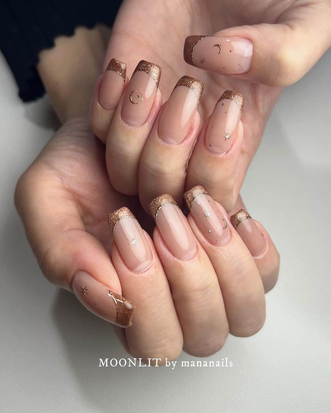 mananailsのインスタグラム：「magnet french💫  Bed SkinBeigeベースにブラウンベージュのマグフレンチ 華奢なゴールドデザイン🌟🌙  ☾120minオフ込み」